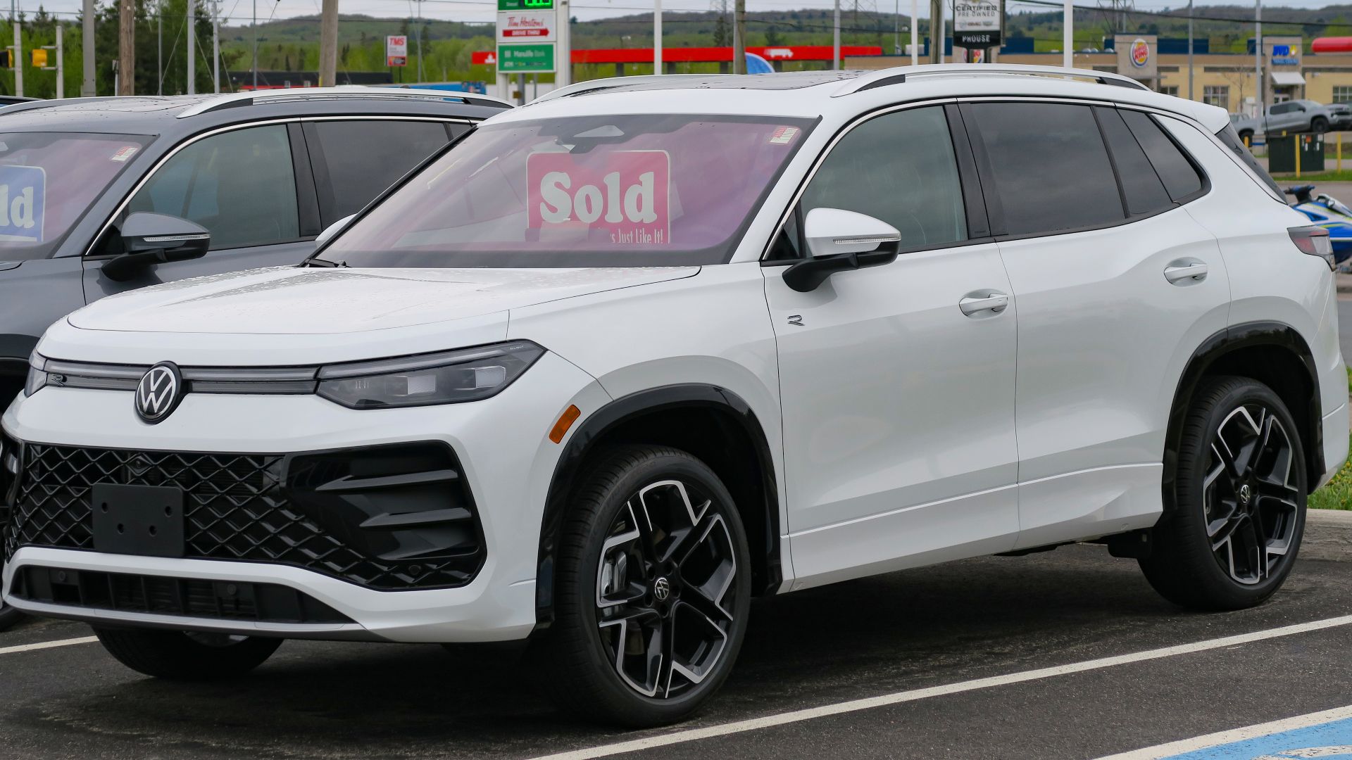 File:2025 Volkswagen Tiguan Highline R-Line 4MOTION in Oryx White Pearl, front left, 2025-05-18.jpg