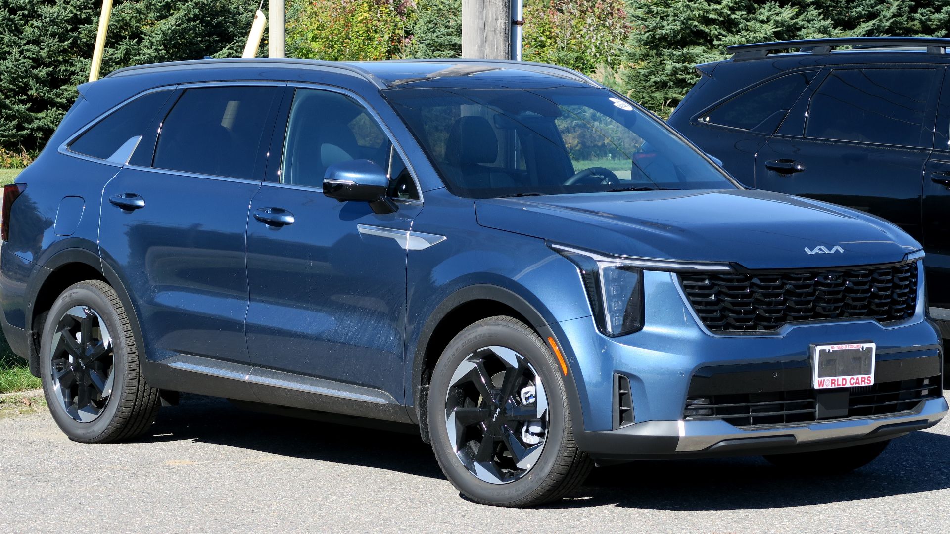 File:2025 Kia Sorento PHEV SX in Mineral Blue, front right, 2024-09-29.jpg