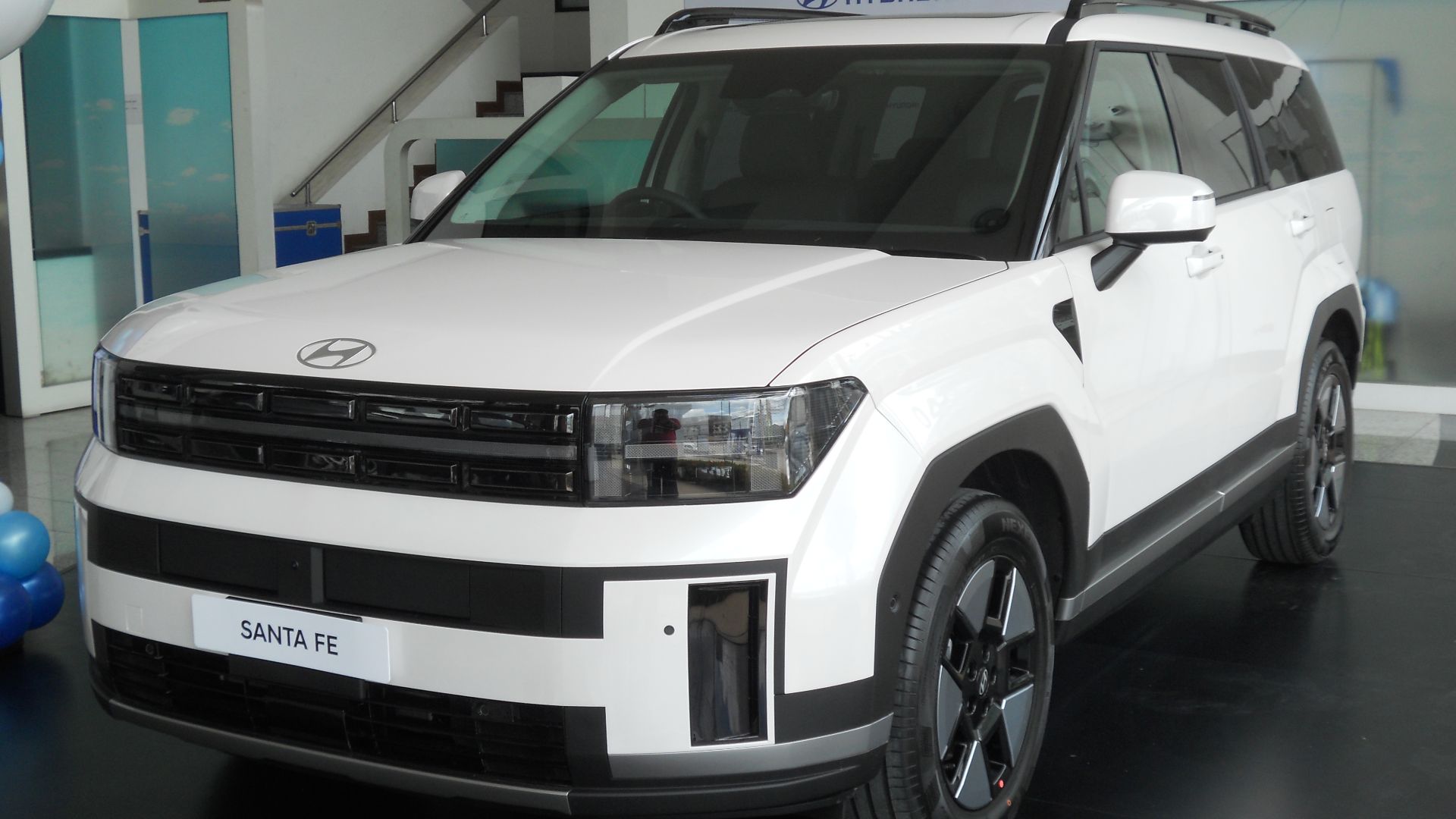 File:2025 Hyundai Santa Fe Hybrid Prestige.jpg