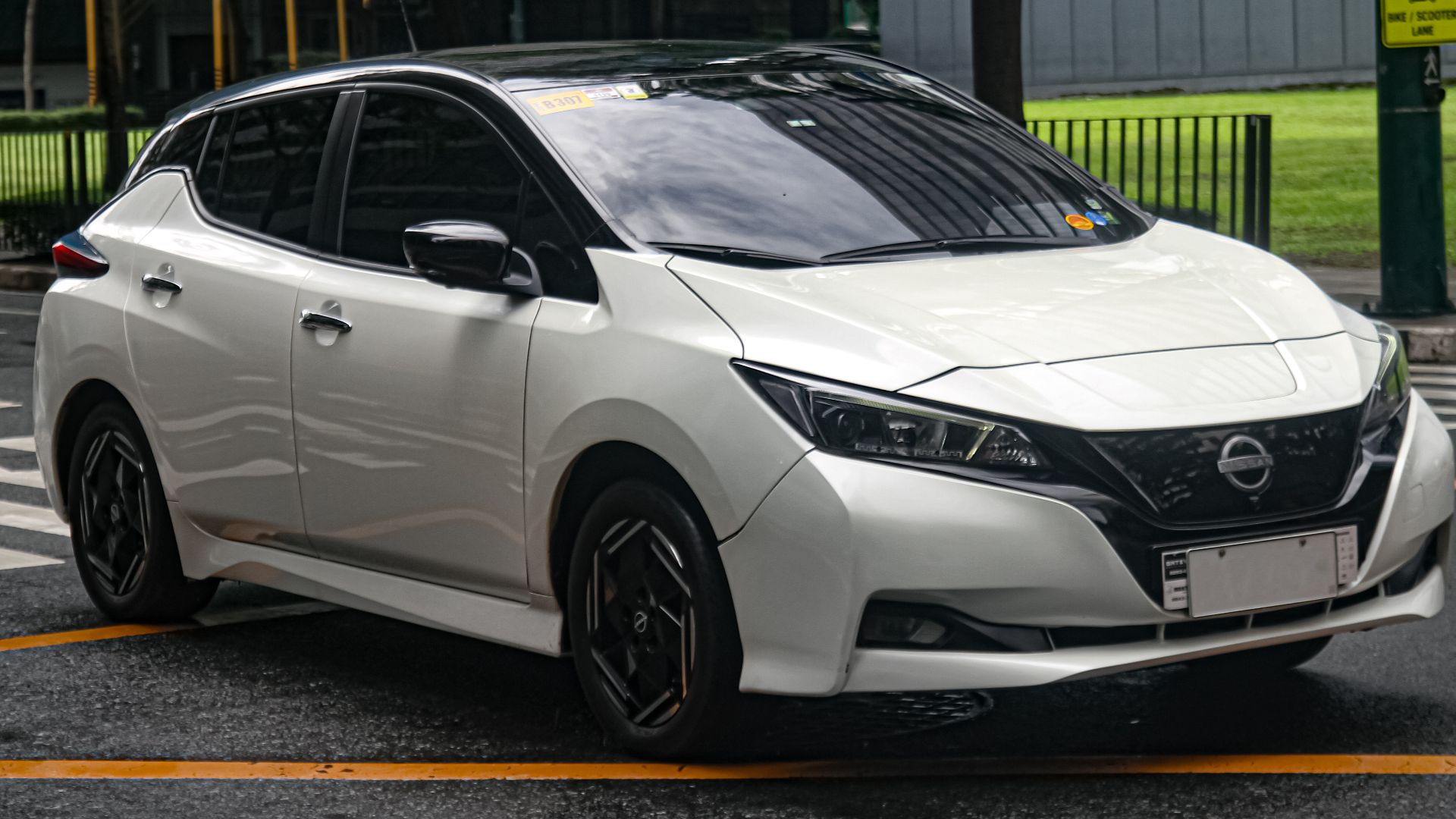 File:Nissan LEAF ZE1 FL Pearl White + Black Roof.jpg