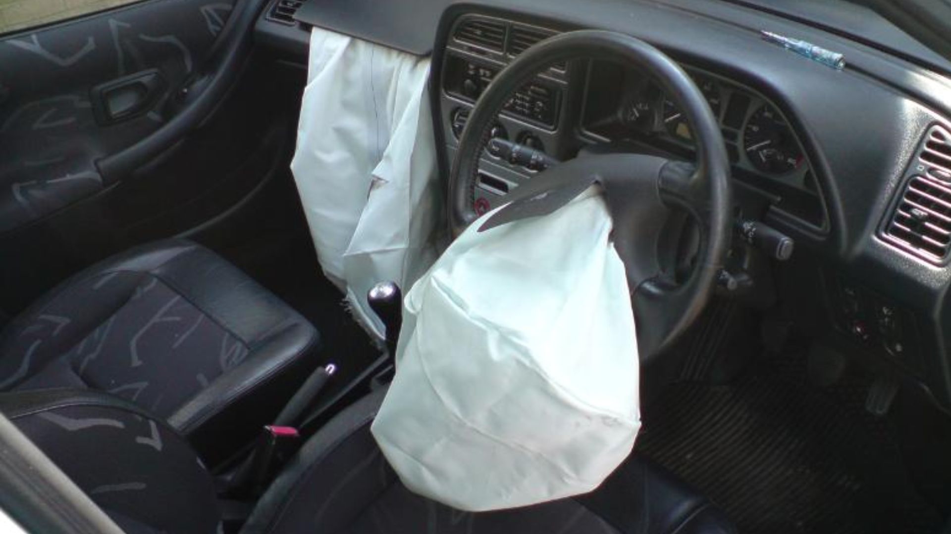 File:Peugeot 306 airbags deployed.jpg