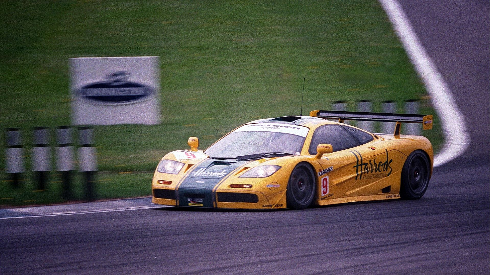 File:Mclaren F1 GTR - Andy Wallace & Justin Bell at the Old Hairpin at Donington 1995 (49673350871).jpg