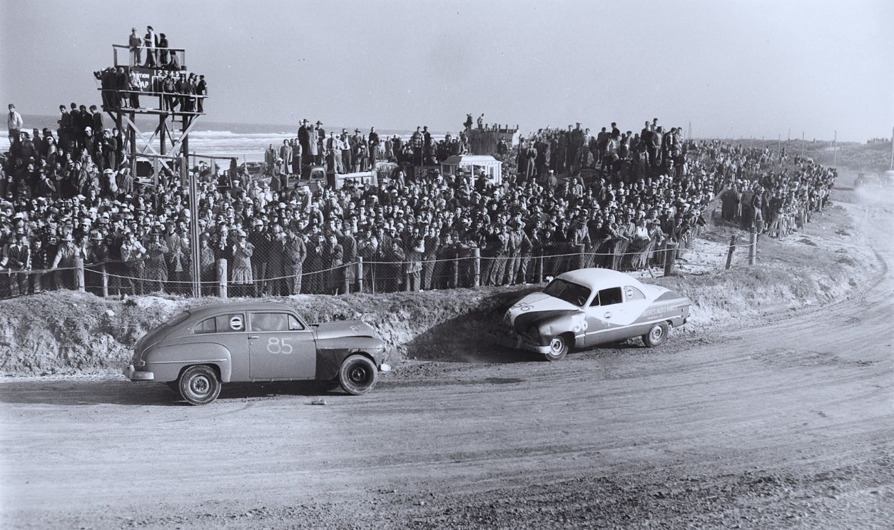 Gettyimages  - 147815194, Roberts/Jernigan Crash - Daytona NASCAR 1951 