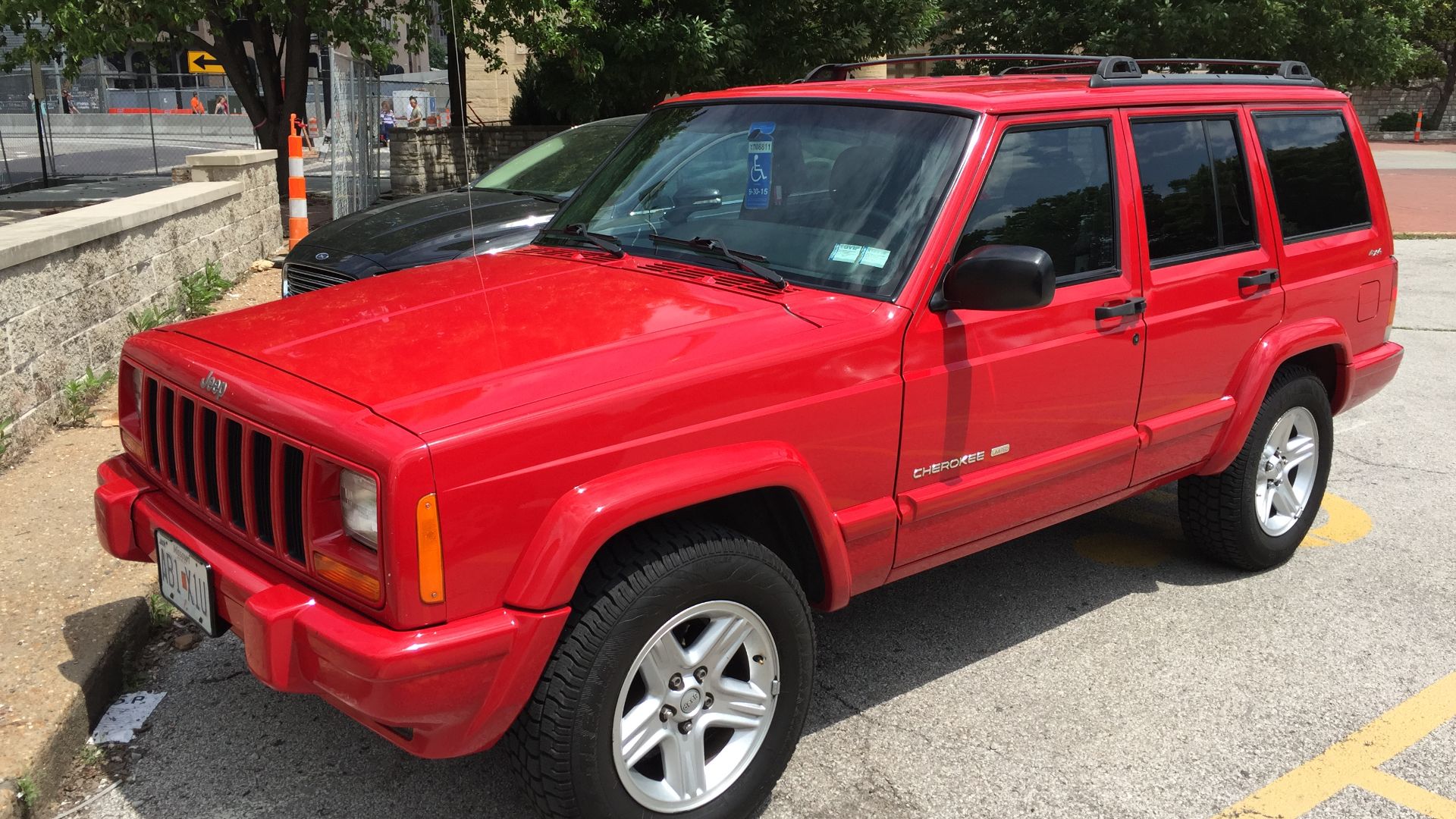 File:Jeep Cherokee (XJ) Limited red Gateway Arch 2.jpg
