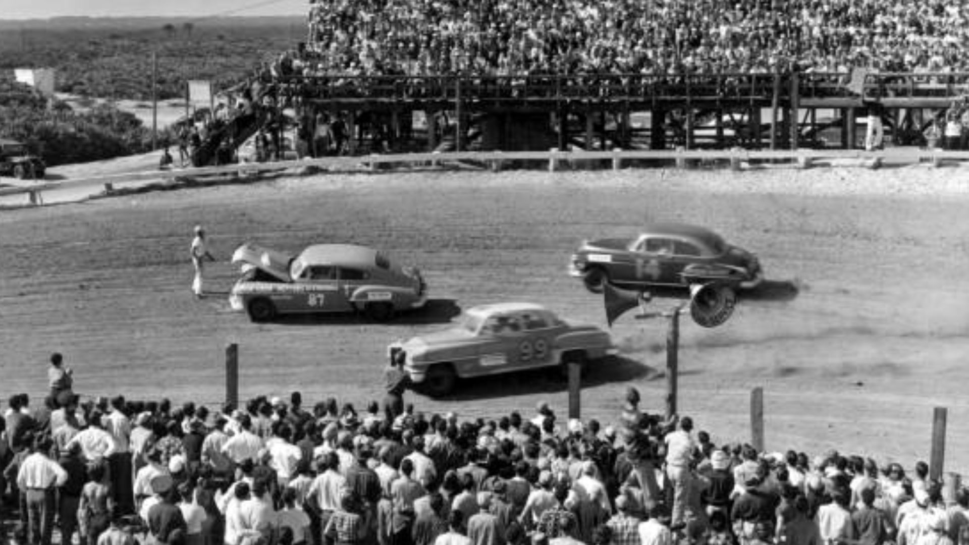 File:Drivers narrowly avoiding a stalled race car- Daytona Beach, Florida (9159428630).jpg