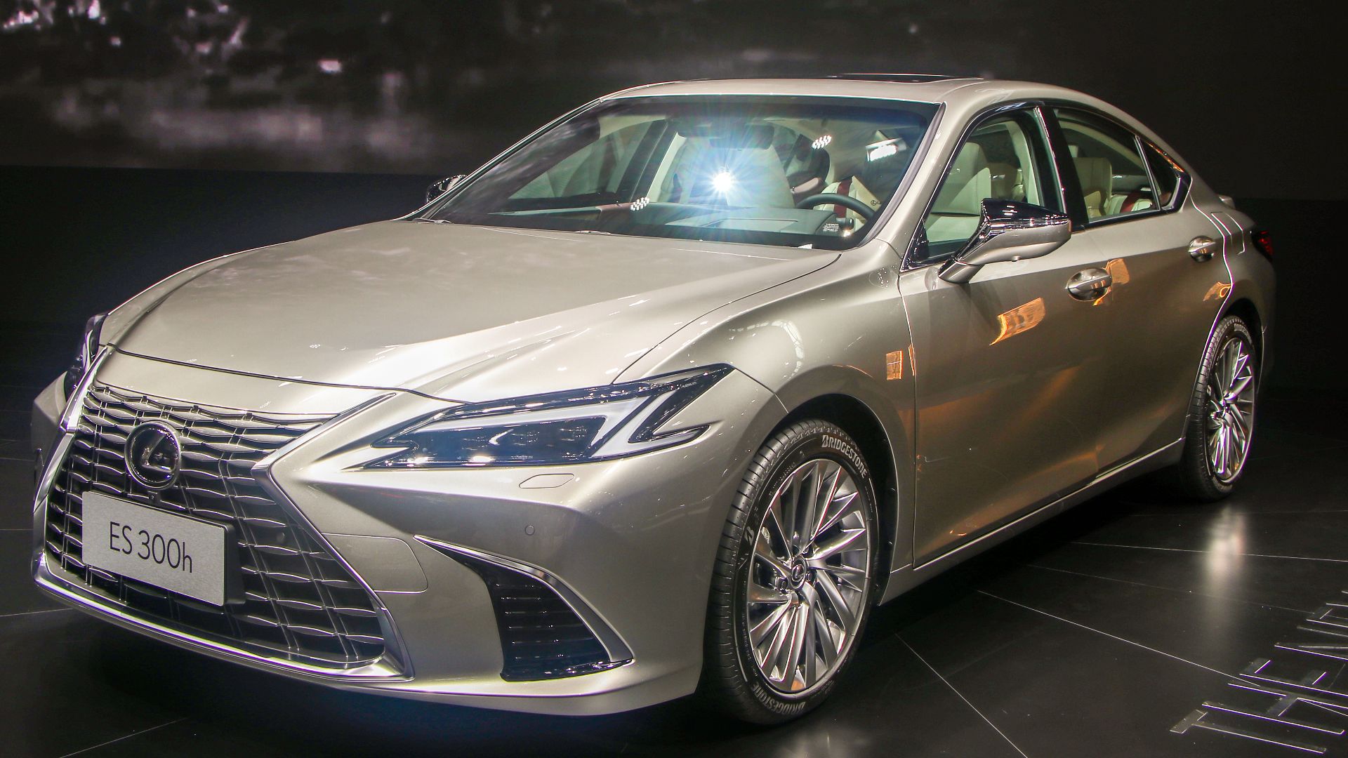 File:Lexus ES 300h Facelift(2024)-B.jpg