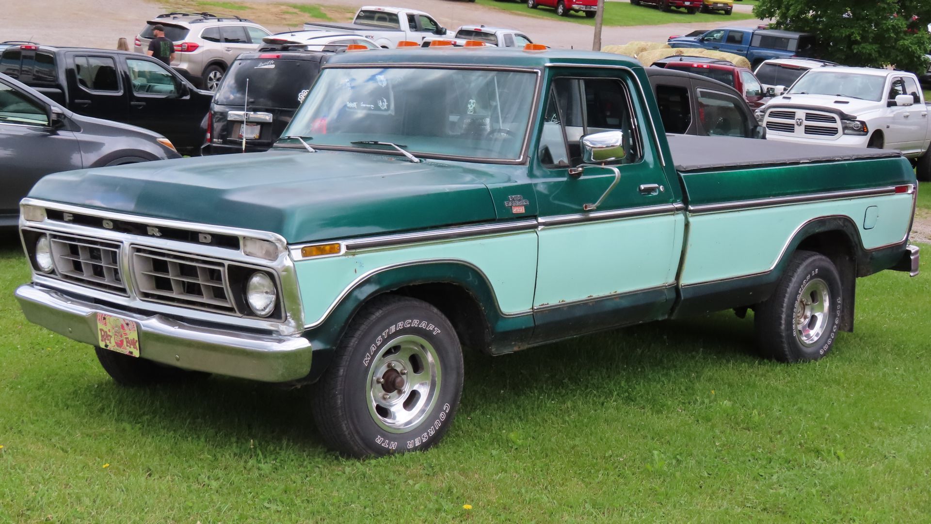 File:1977 Ford F-150 Ranger XLT regular cab 8' Styleside 2WD, front left, 06-07-2024.jpg