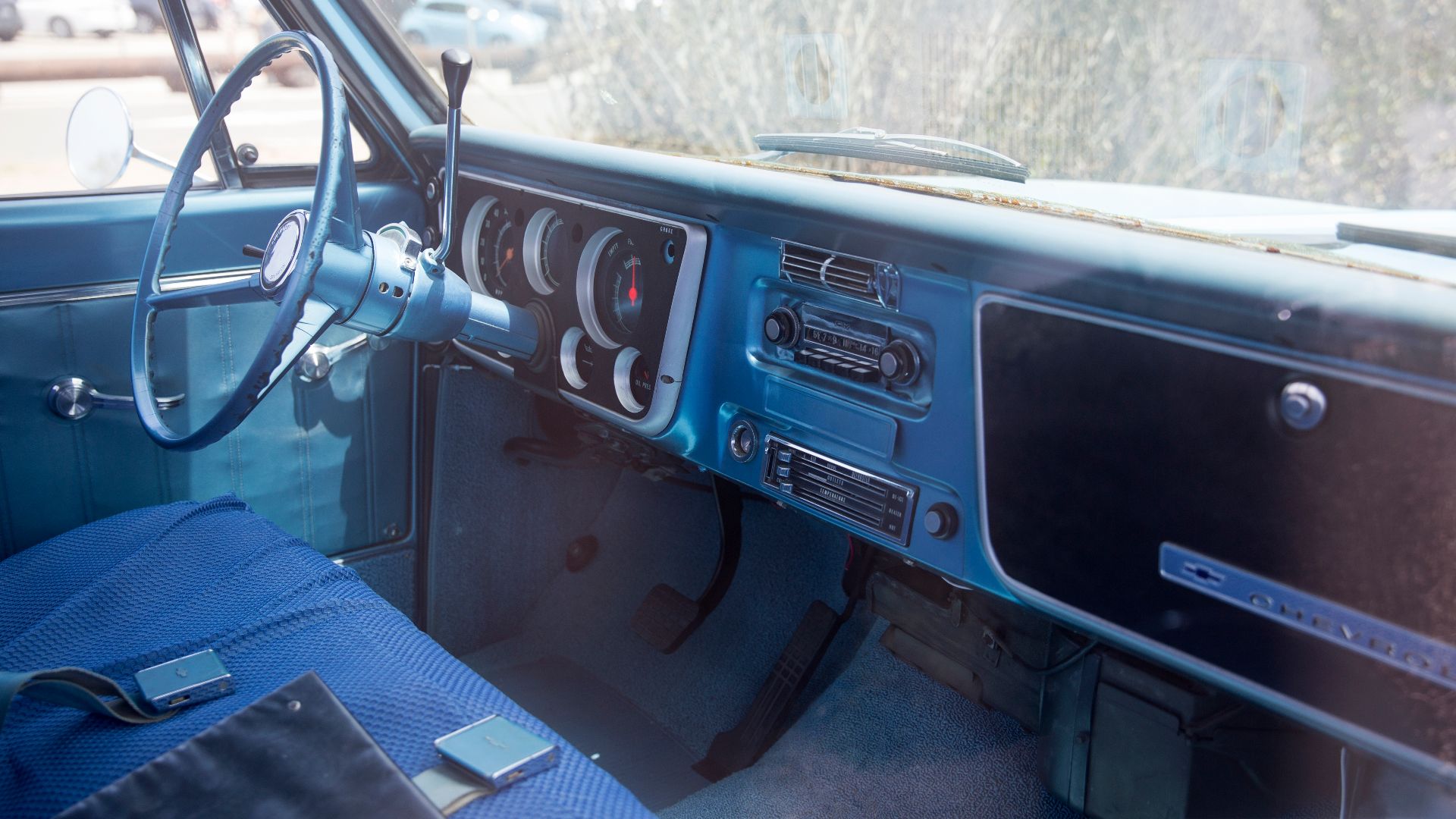 File:1967 Chevrolet C10 Custom in Blue Met, interior.jpg