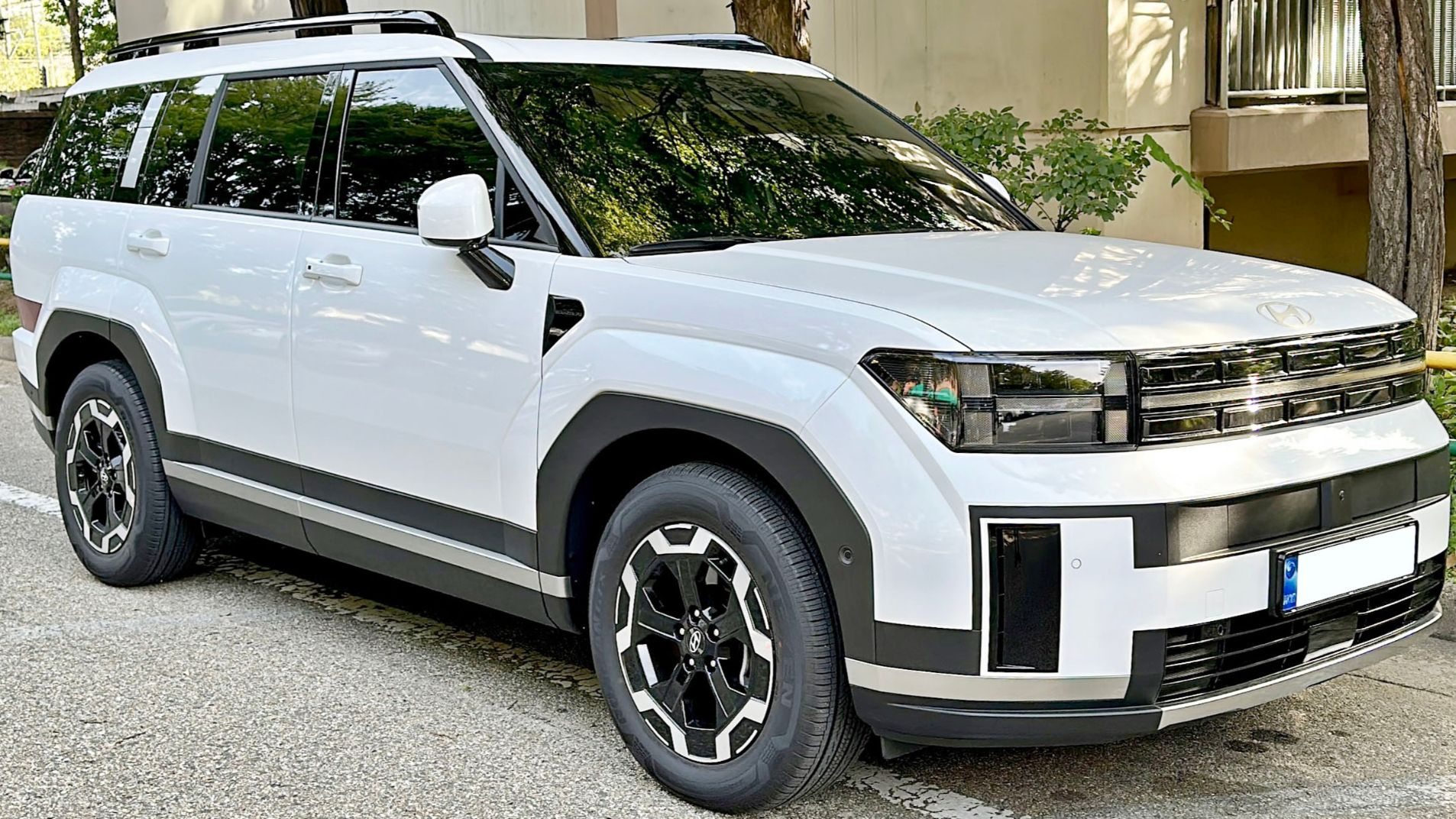 File:2023 Hyundai Santa Fe (MX5) 1.jpg