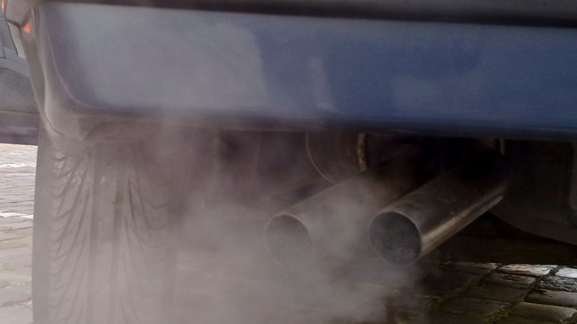 File:Automobile exhaust gas.jpg