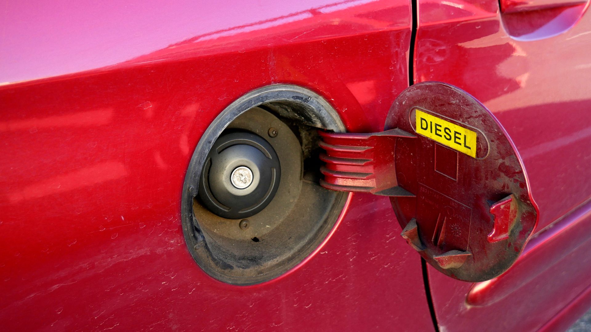 File:Car diesel tank cap 20170630.jpg