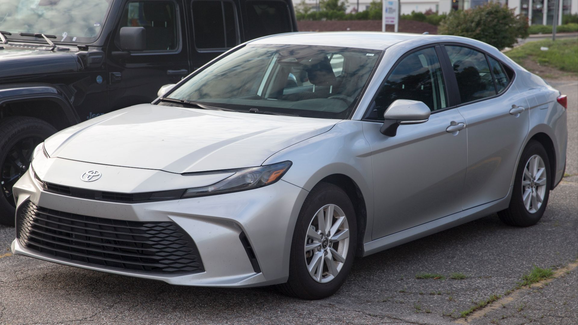 File:2025 Toyota Camry Hybrid LE in Celestial Silver Metallic, front left.jpg