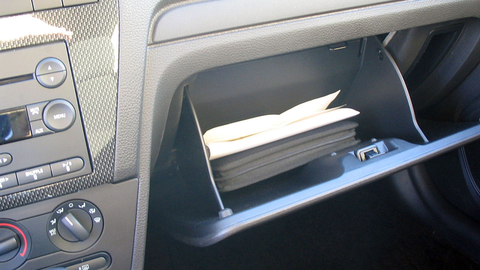 File:Glove-box.jpg