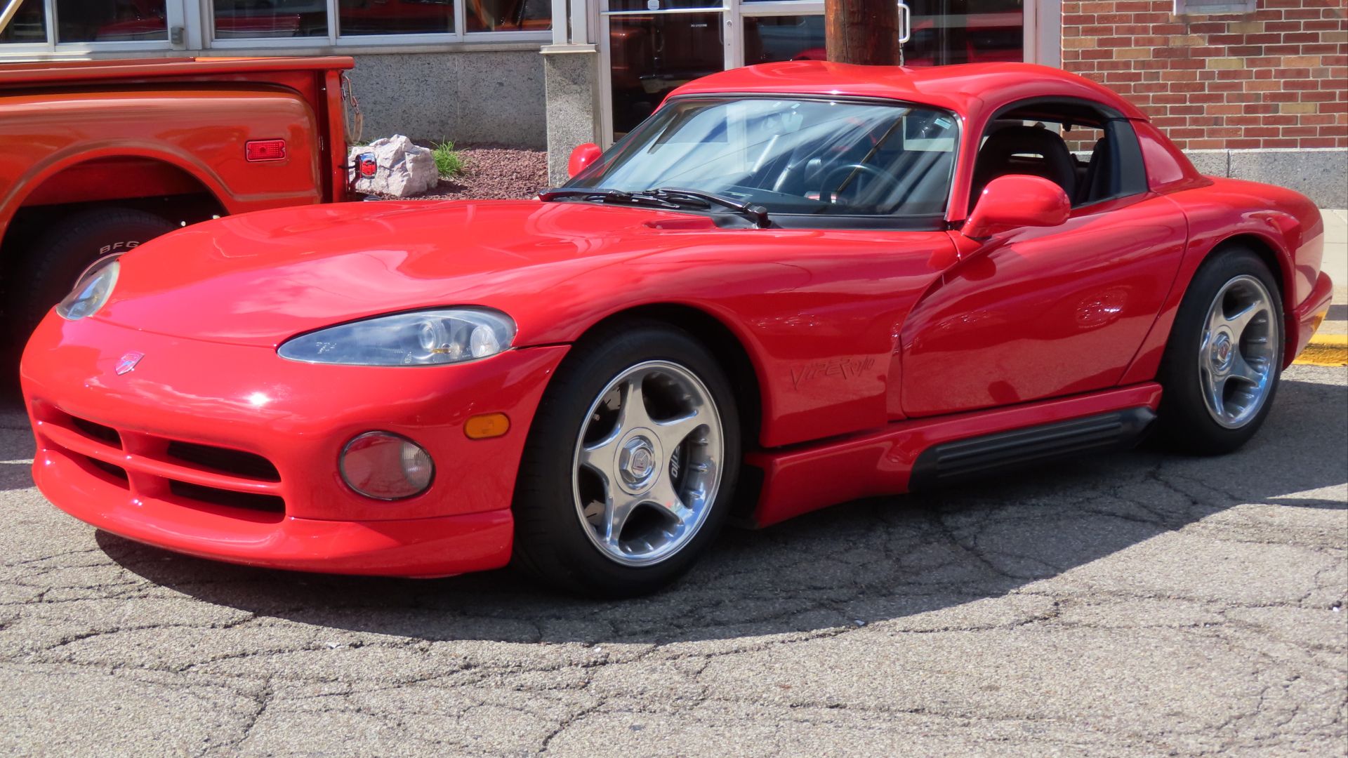 File:1995 Dodge Viper RT 10, front left, 09-30-2023.jpg