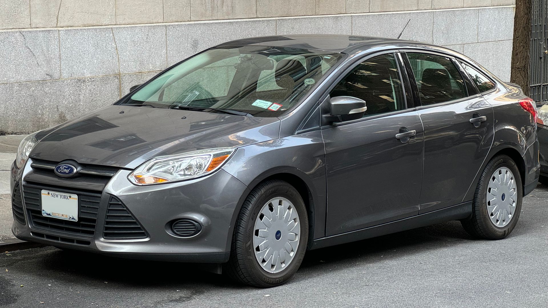 File:2013 Ford Focus SFE sedan in Sterling Gray Metallic, front left.jpg