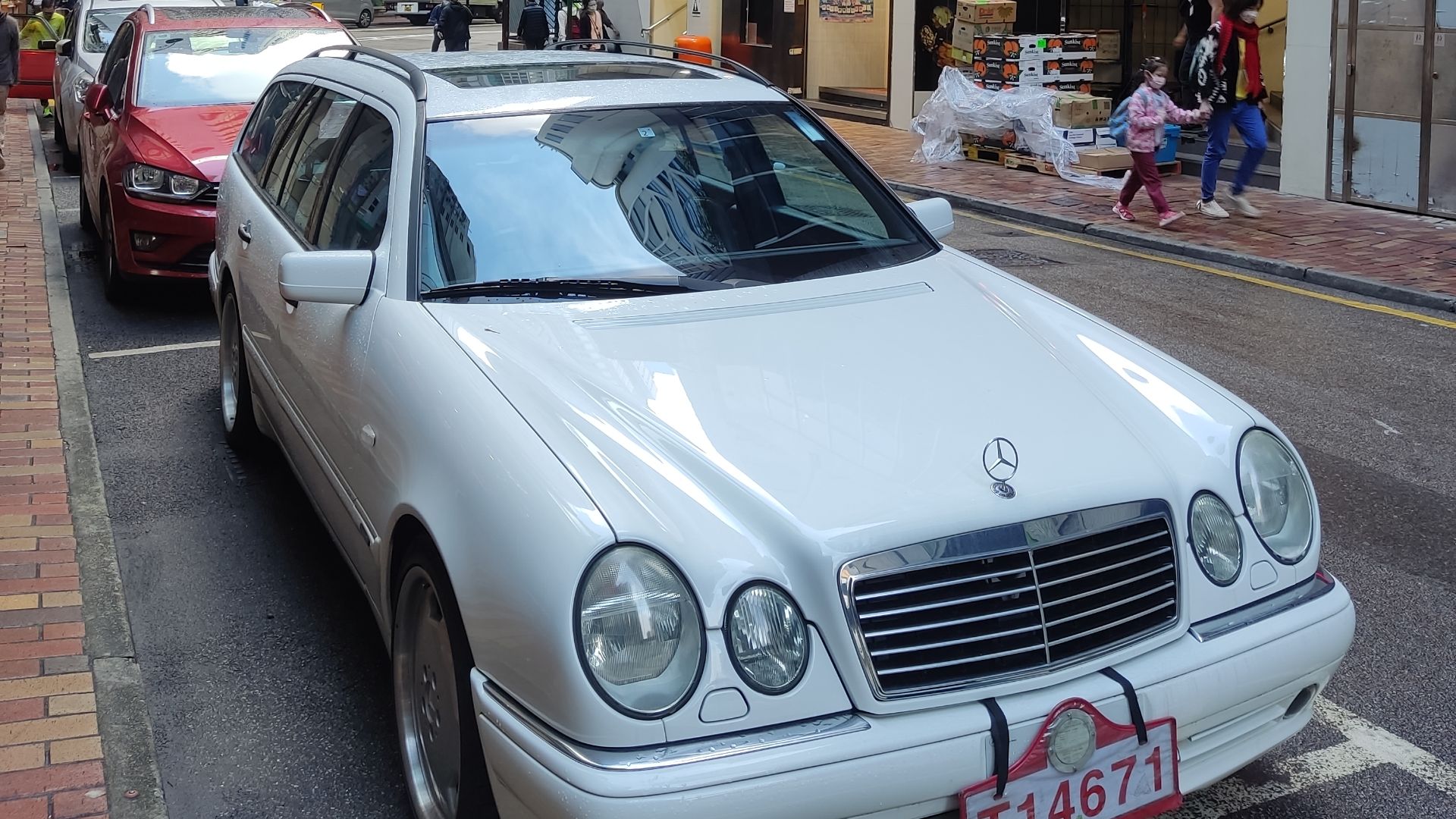 File:HK SW 上環 Sheung Wan 文咸街 Bonham Strand sidewalk carpark white car Mercedes-Benz E55 test sign January 2023 Px3 U-Select Supermarket.jpg