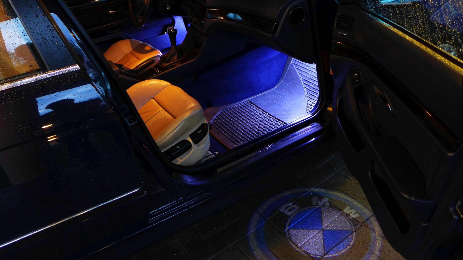 File:BMW E39 523i interior LED welcome lights.jpg