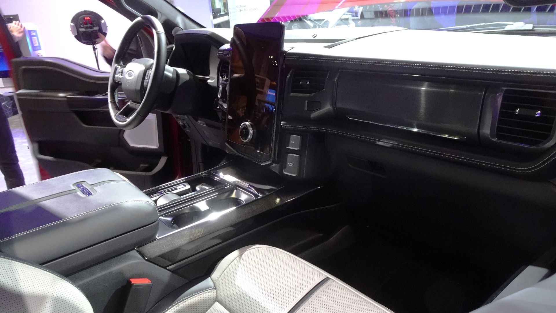 File:Ford F-150 Lightning Platinum (2024) (53621721230).jpg