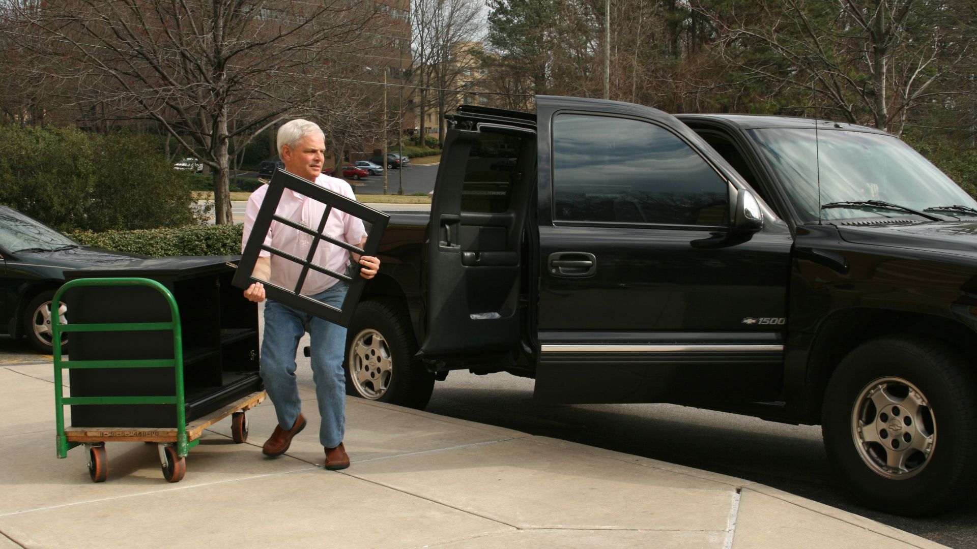 File:2009-02-26 Man loads Circuit City liquidation furniture into Chevy truck.jpg