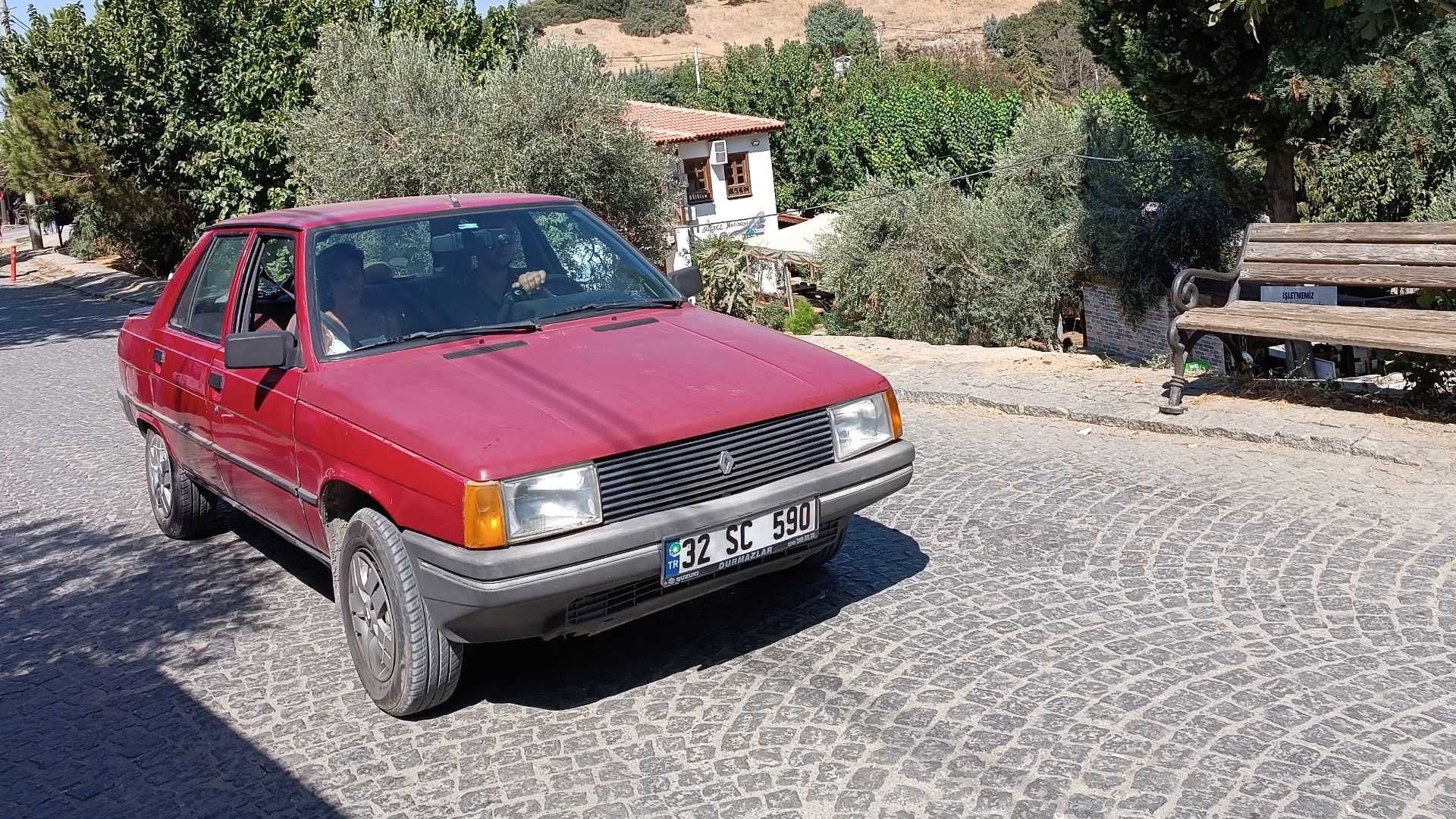 File:Red OYAK Renault 9 Şirince.jpg