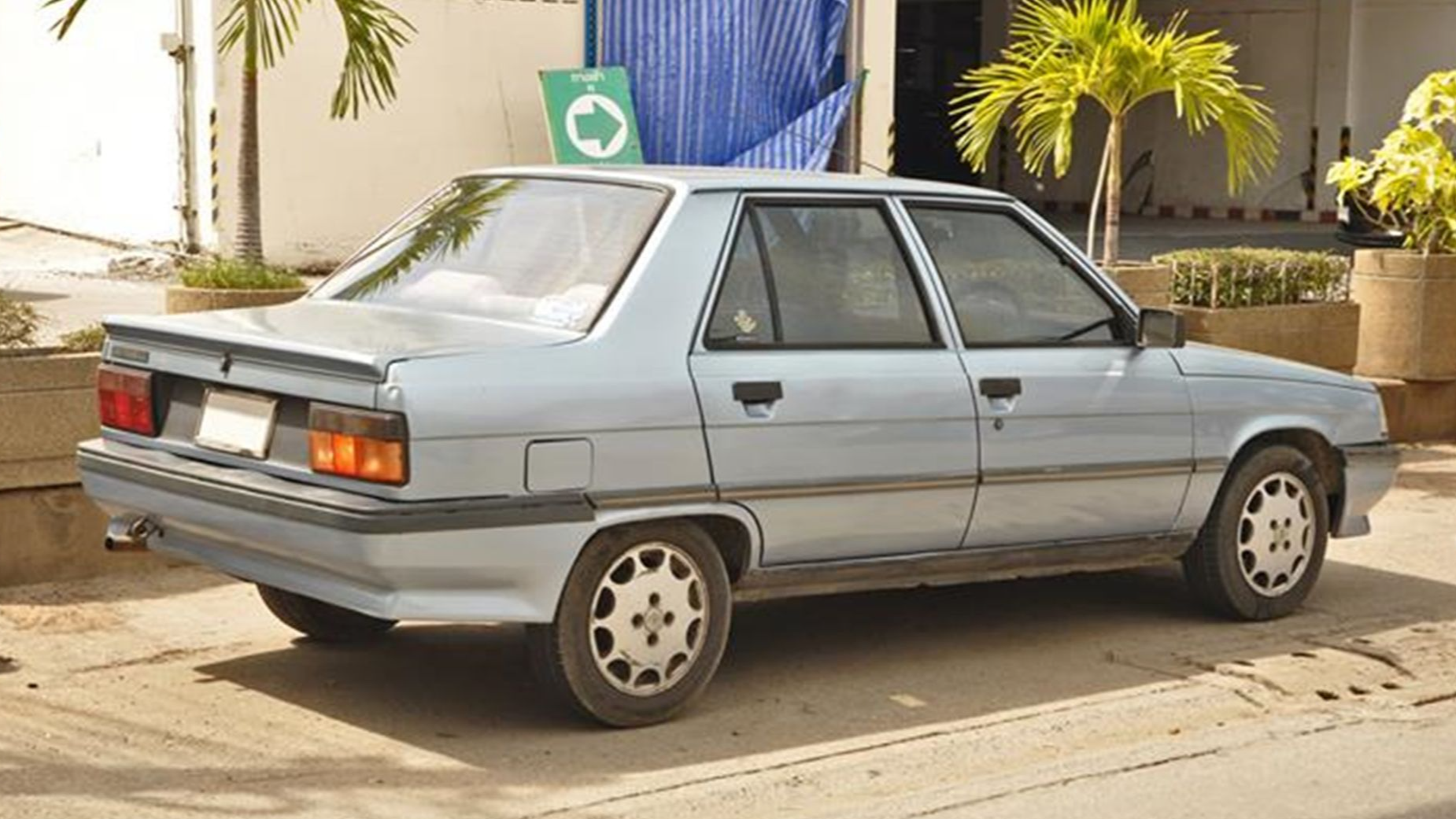 File:Renault 9 in Thailand 02.jpg