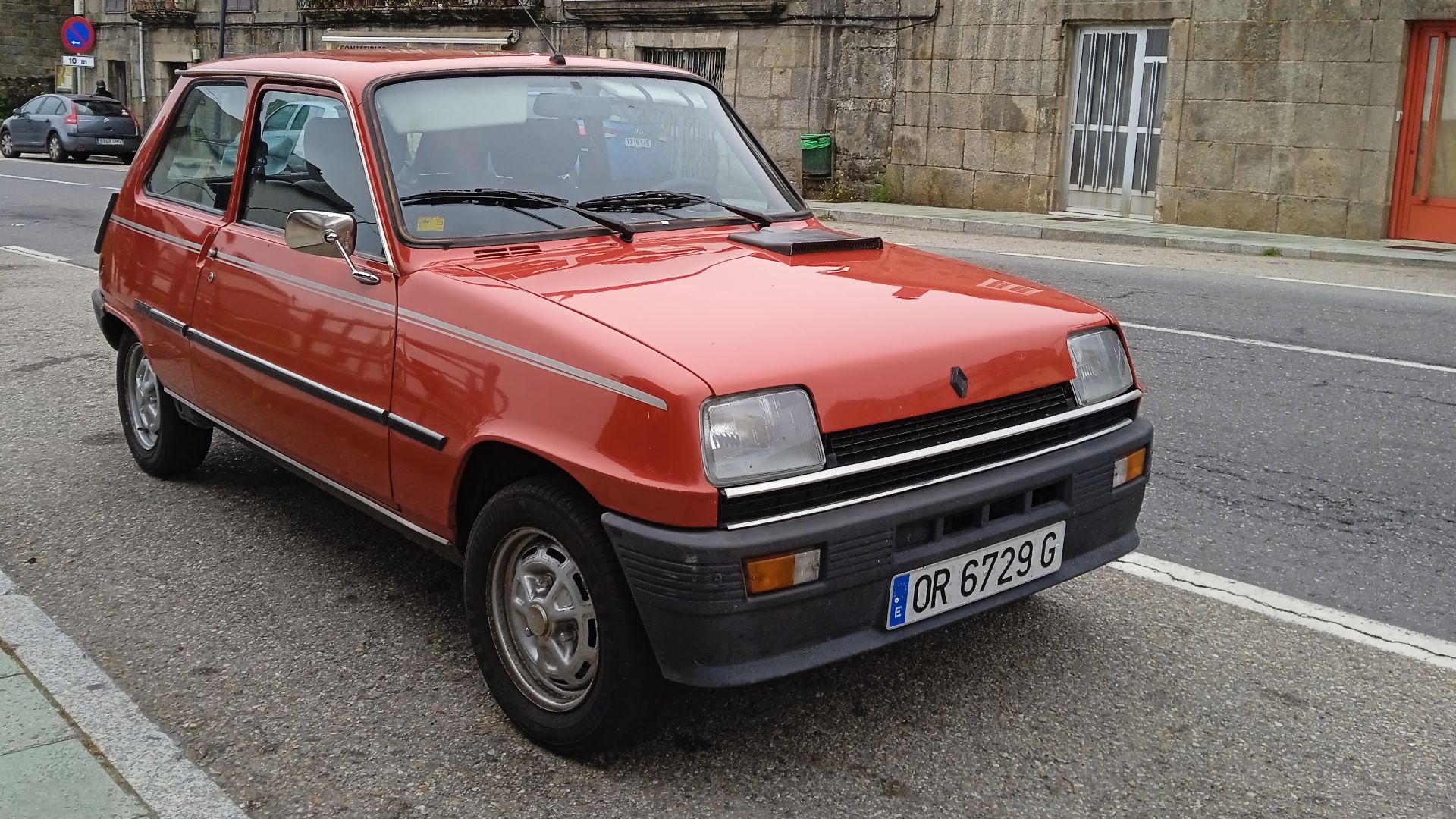 File:Renault 5 na estrada N-525, A Gudiña.jpg
