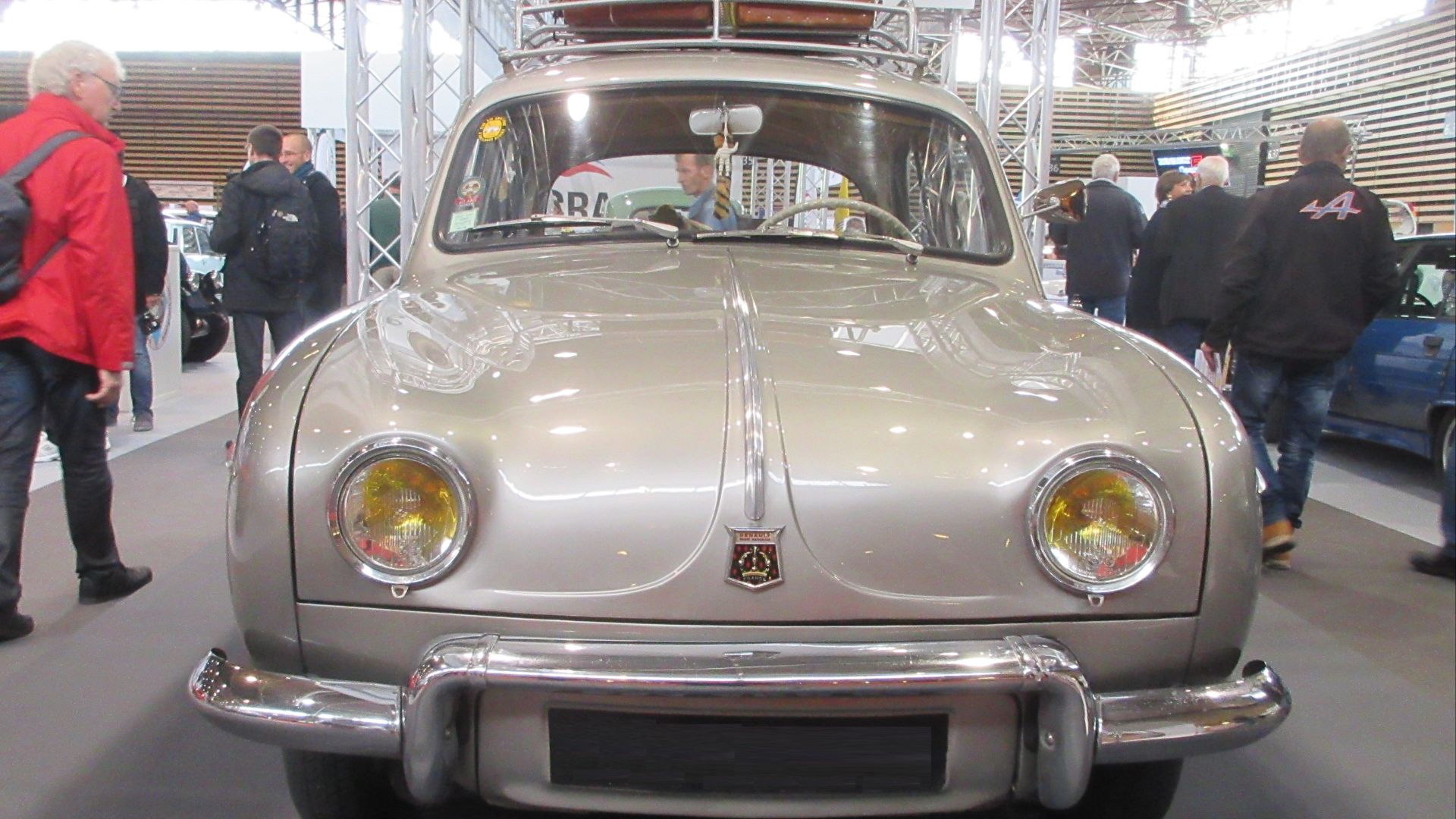 File:Renault Dauphine Front-view.jpg