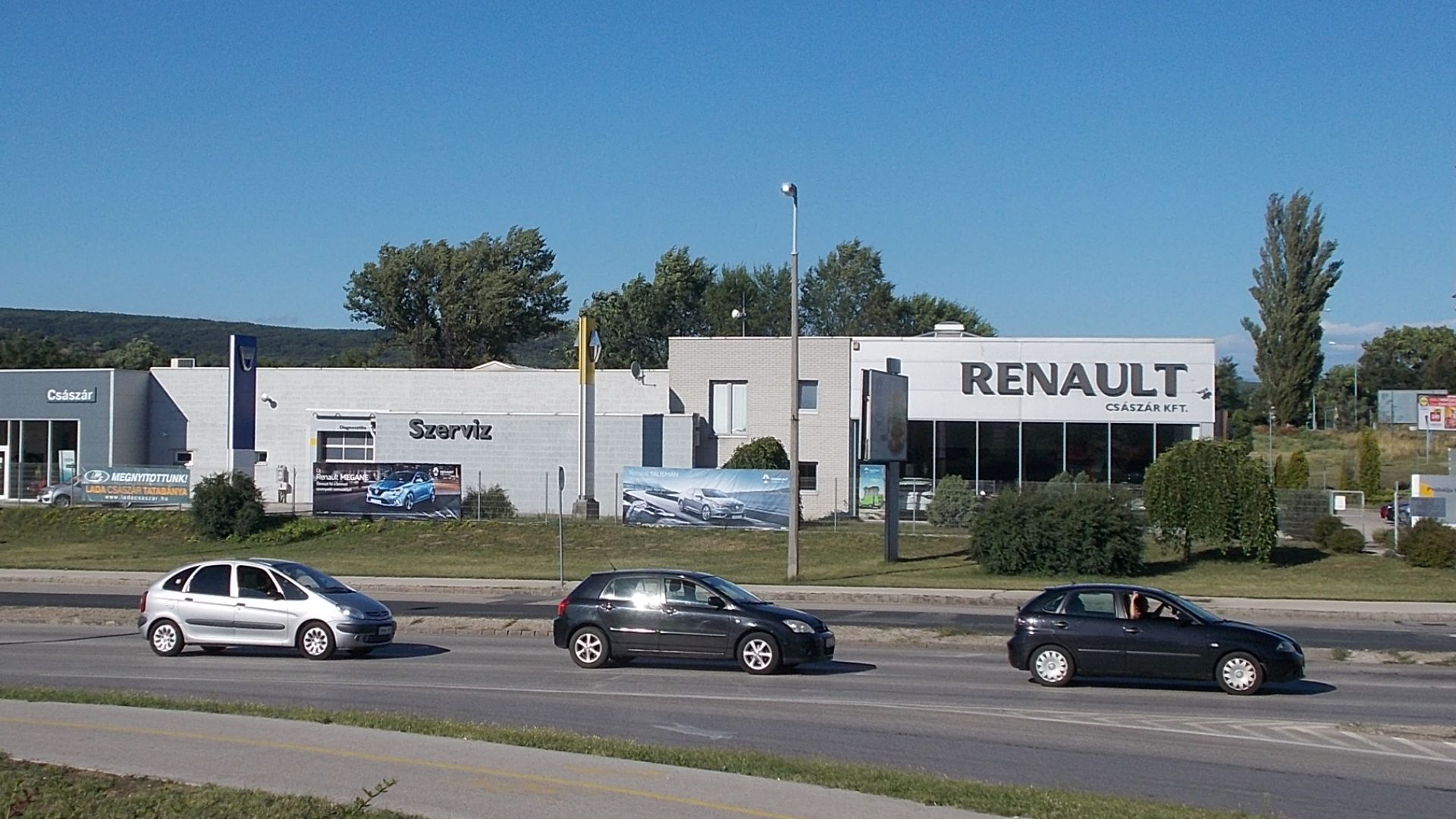 File:Nissan, Lada, Renault automobile dealership, 2017 Tatabánya.jpg