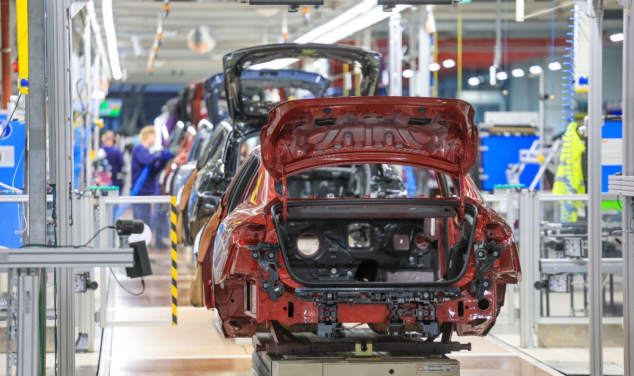 BMW plant Leipzig Employees at the BMW Group plant in Leipzig work on an assembly line. Around 6800 employees currently produce the 1 Series, the 2 Series Gran Coupé, the 2 Series Active Tourer and the Mini Countryman in Leipzig. 