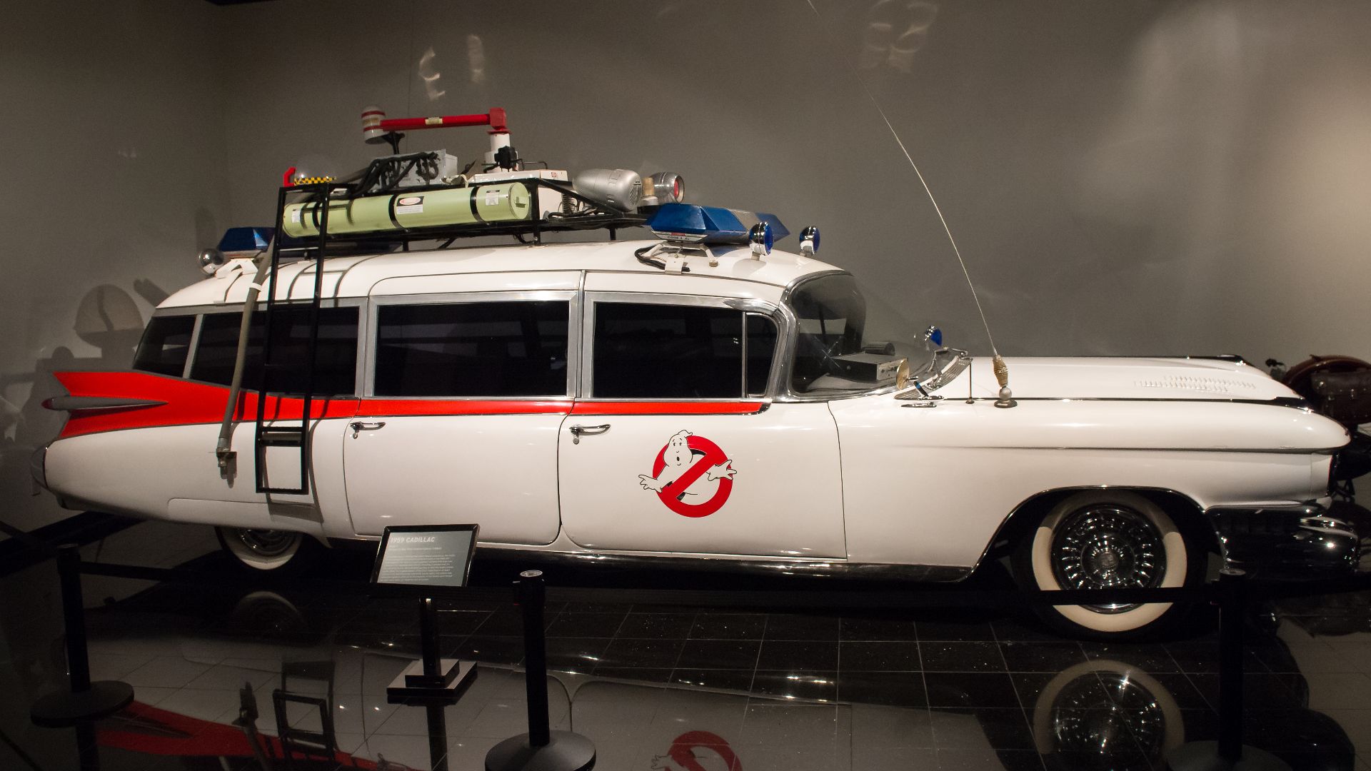 File:1959 Cadillac Ecto-1 (12227773836).jpg