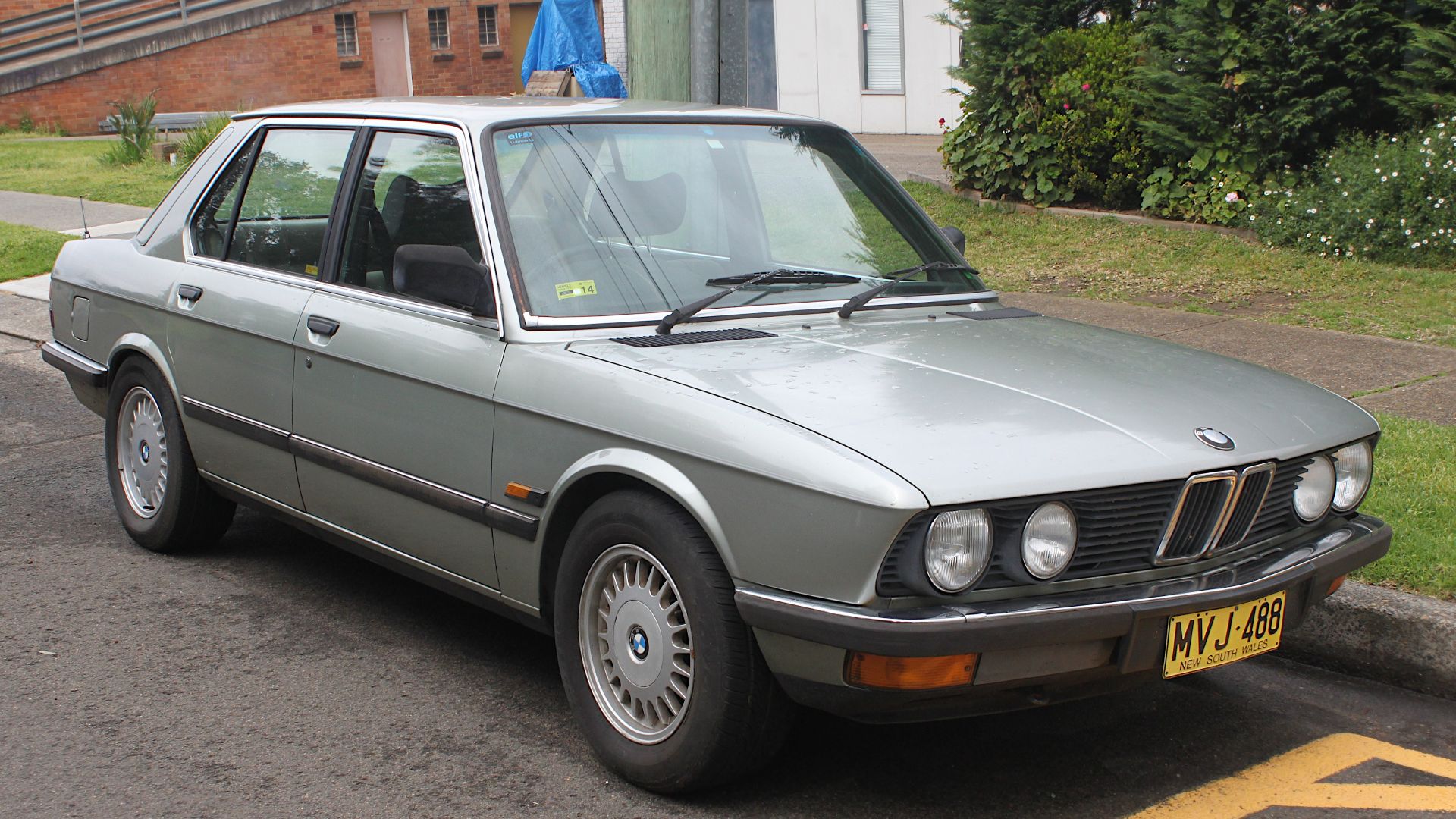 File:1983 BMW 528i (E28) sedan (21539857803).jpg