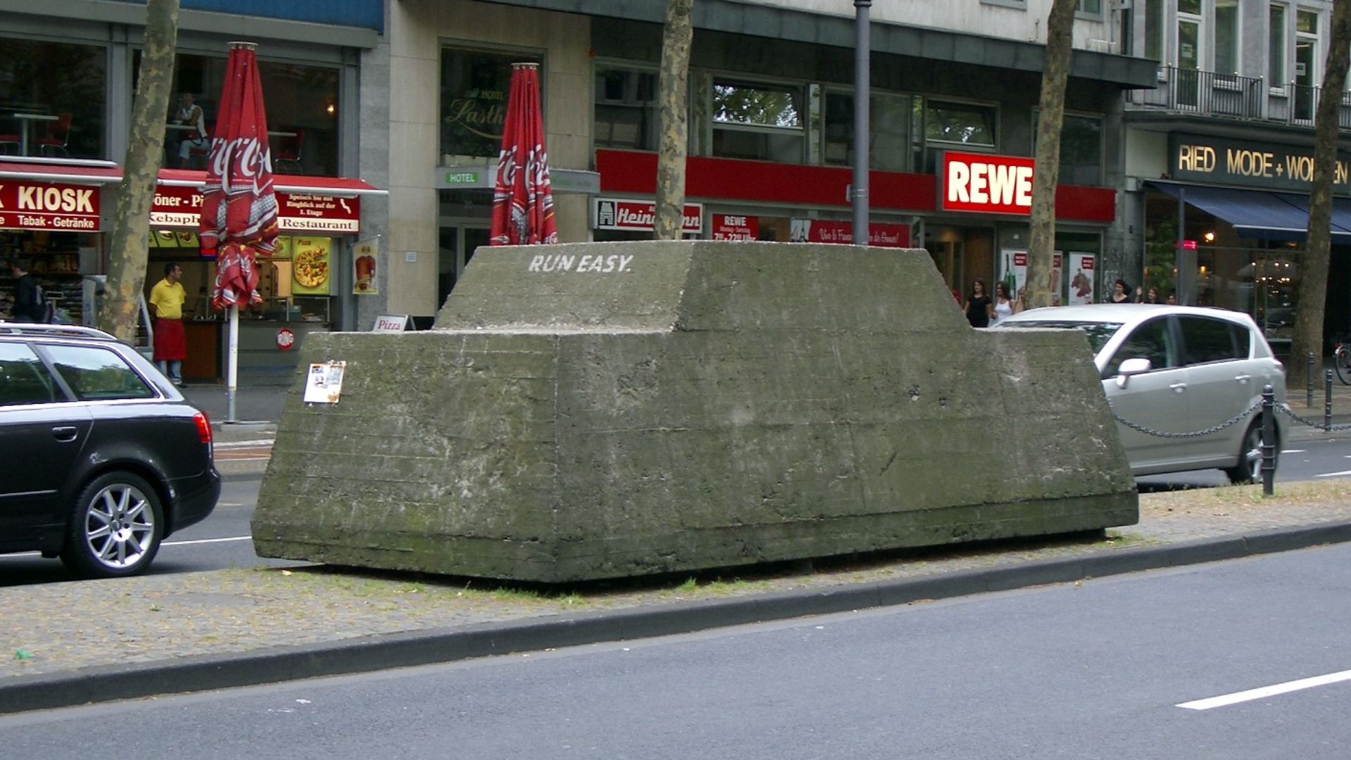 File:Skulptur Ruhender Verkehr Koeln2007.jpg