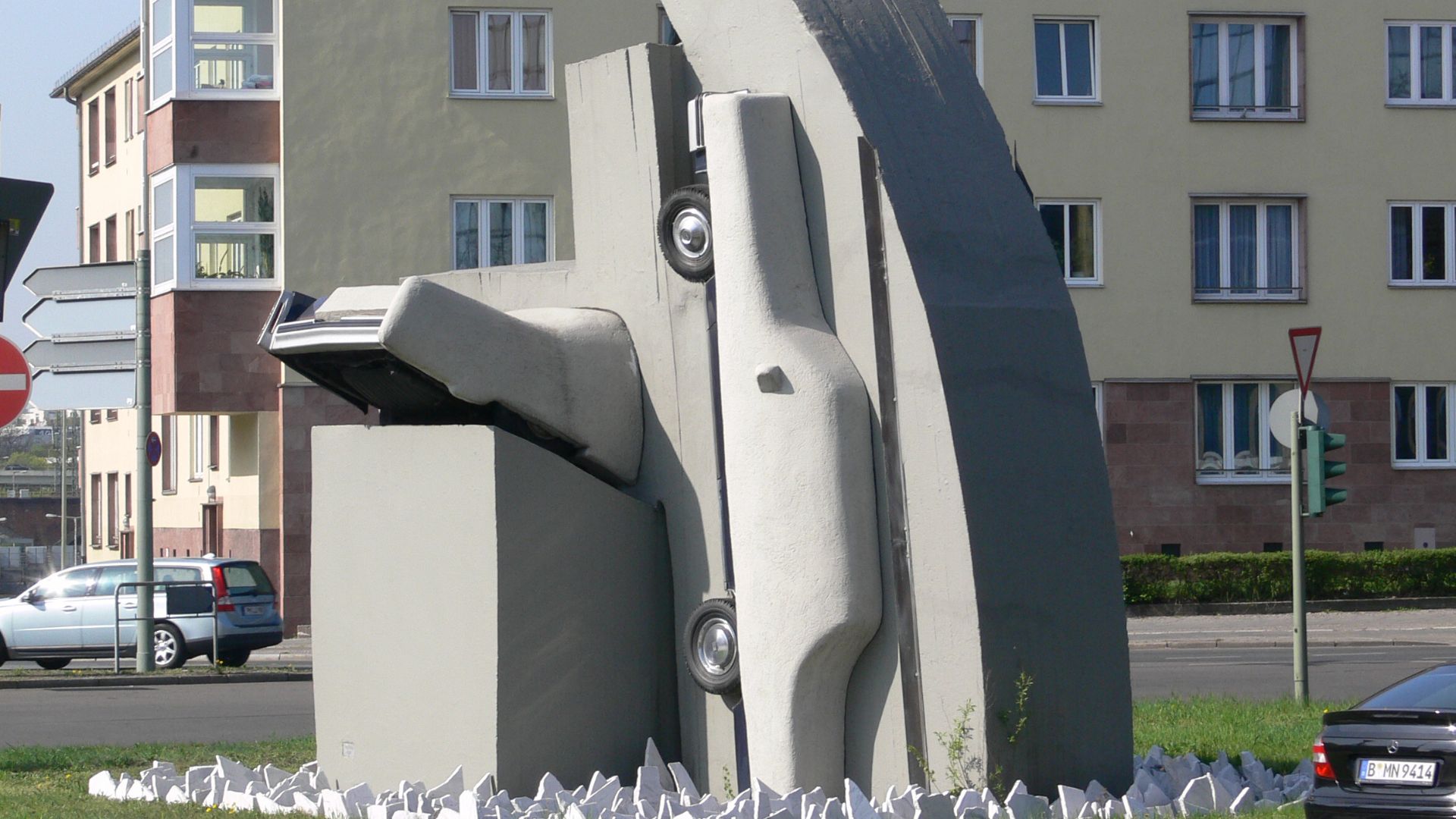 File:Berlin-Grunewald Rathenauplatz Vostell Cadillacs.jpg