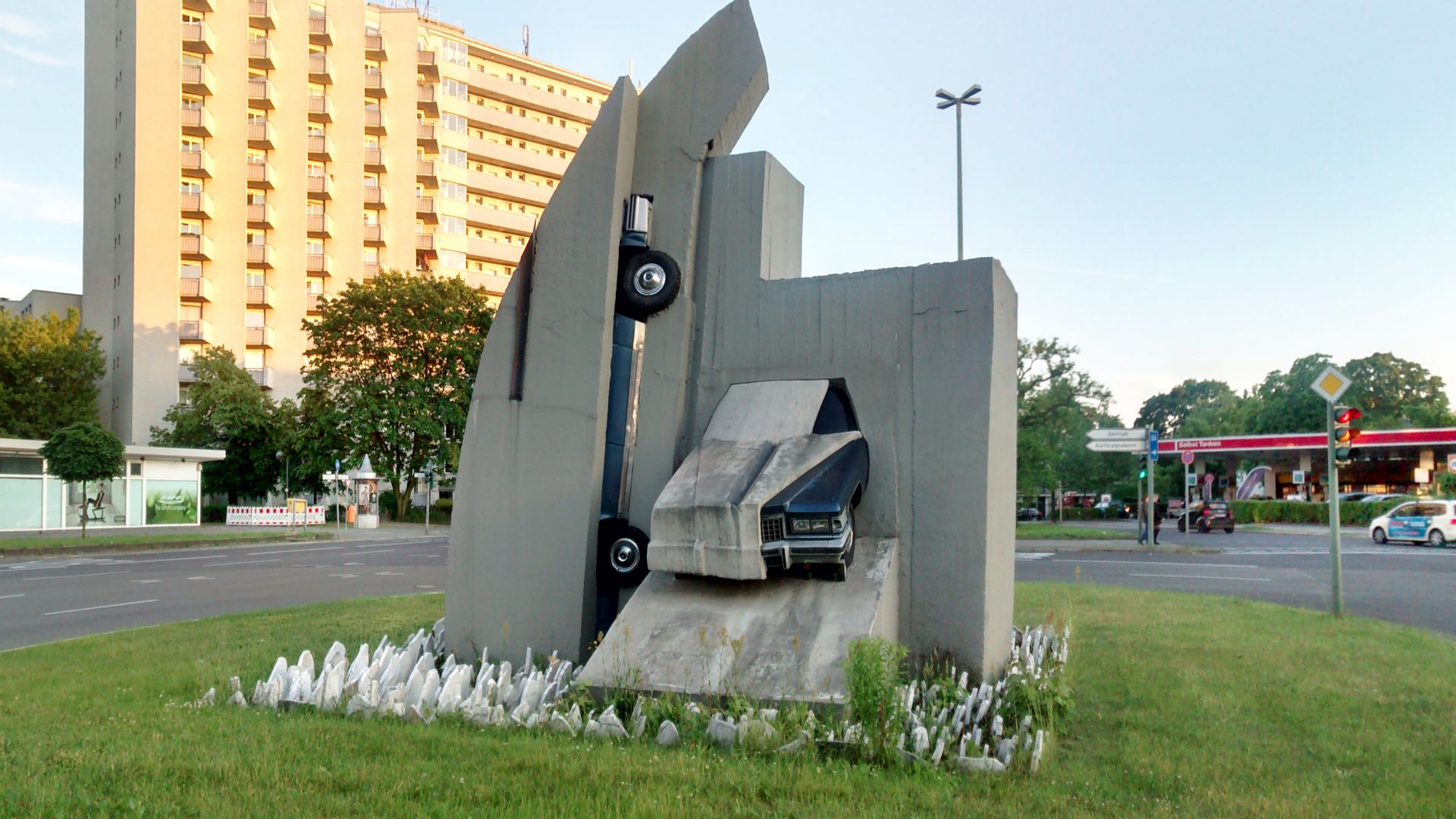 File:Rathenauplatz, Berlin-Grunewald, Beton-Cadillacs Wolf Vostell 05 2014.jpg