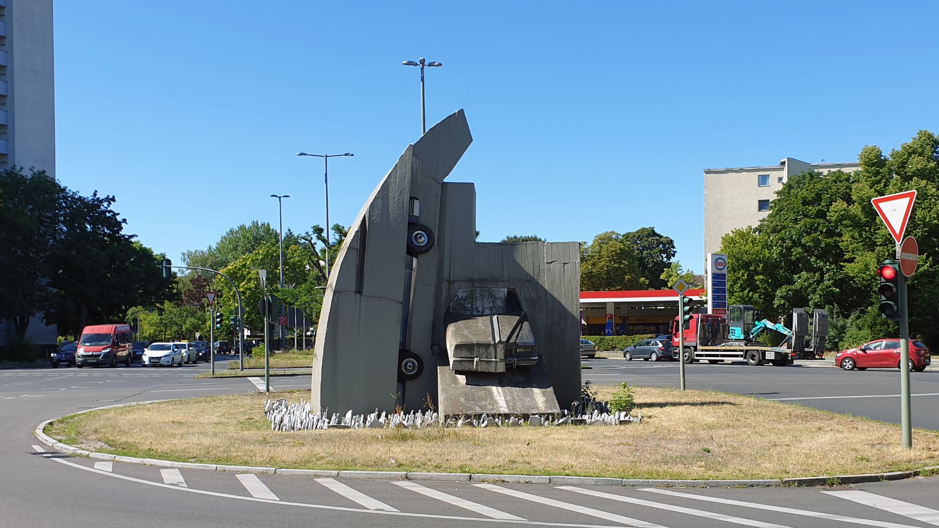 File:Skulptur Rathenauplatz (Grune) Cadillacs in Form der Nackten Maja&Wolf Vostell&1987.jpg