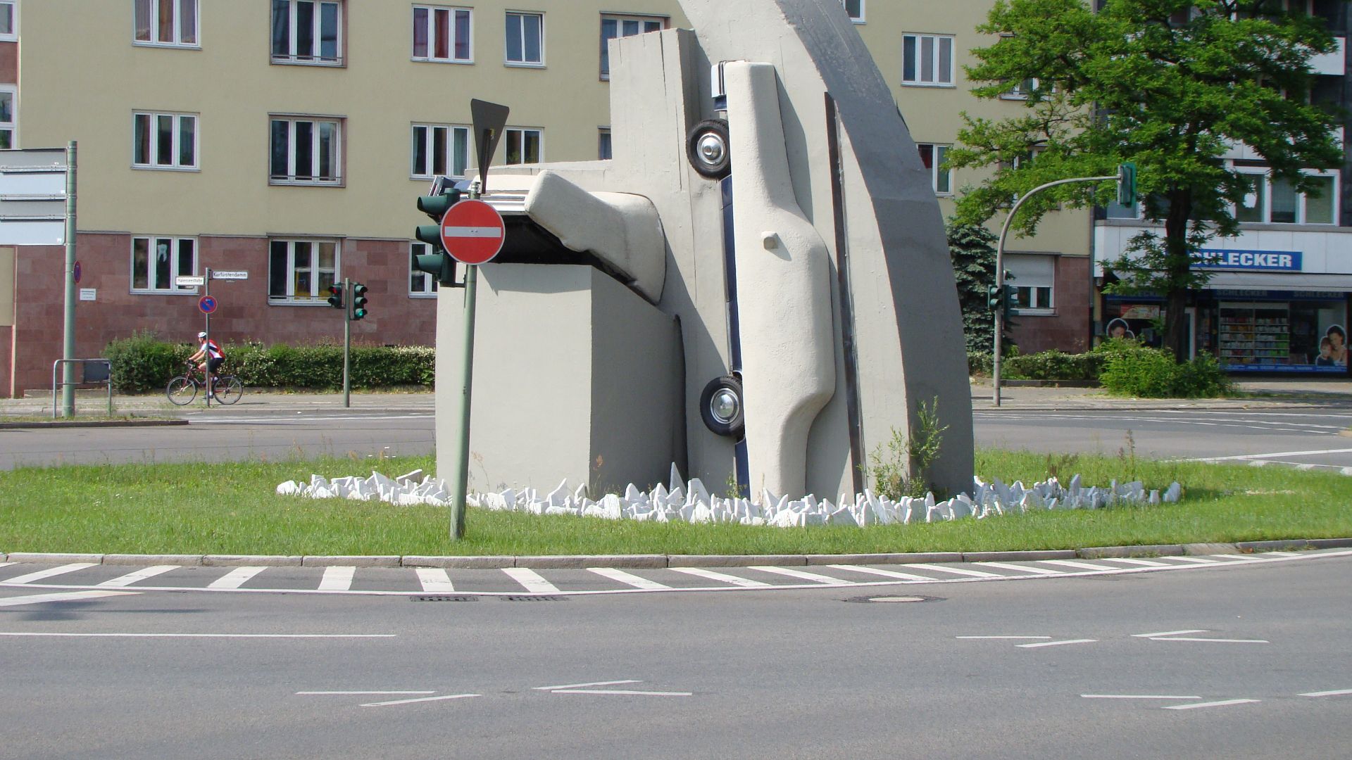 File:Berlin-Grunewald Rathenauplatz Beton-Cadillacs June-2009 DSC01047.JPG