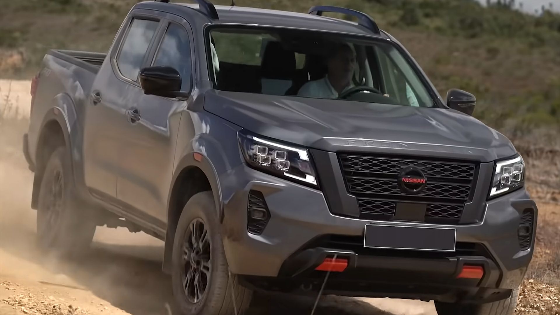 File:2021 Nissan Frontier Pro 4X (Colombia; facelift) front view 02.png