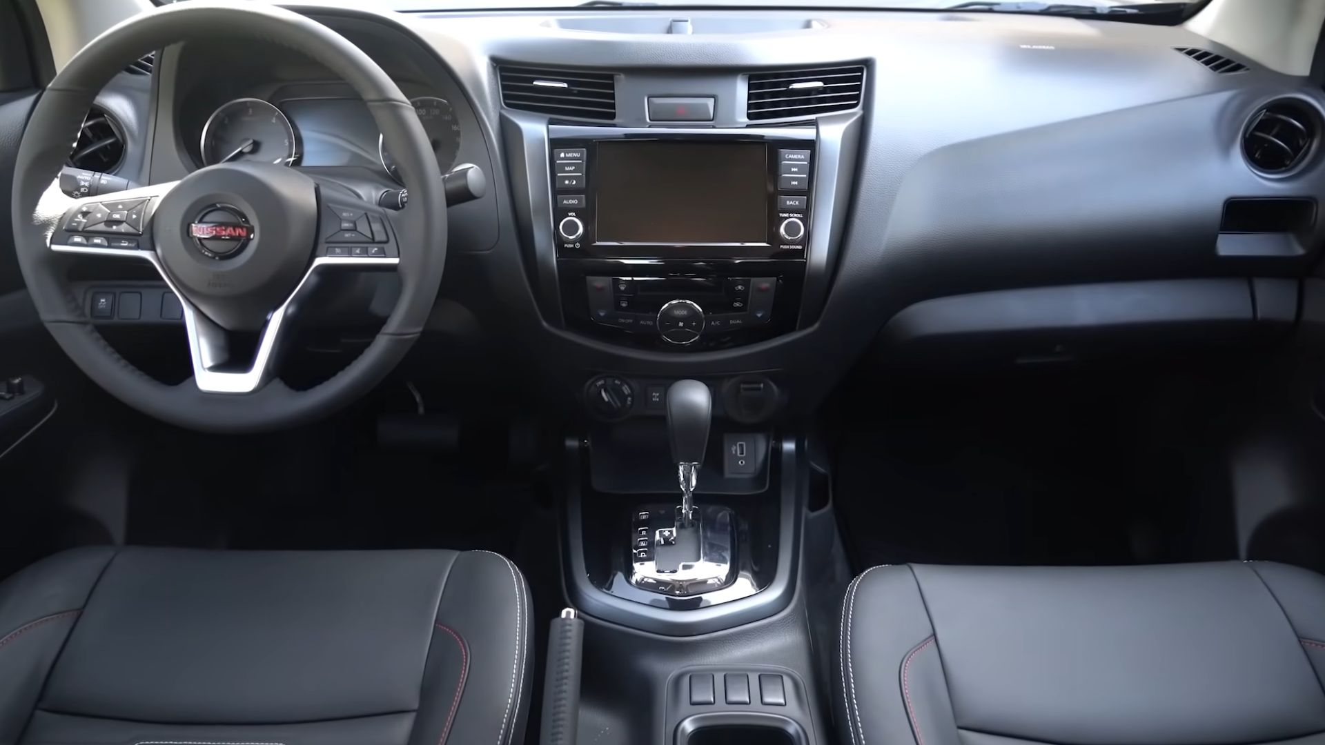 File:2021 Nissan Frontier Pro 4X (Colombia; facelift) interior.png