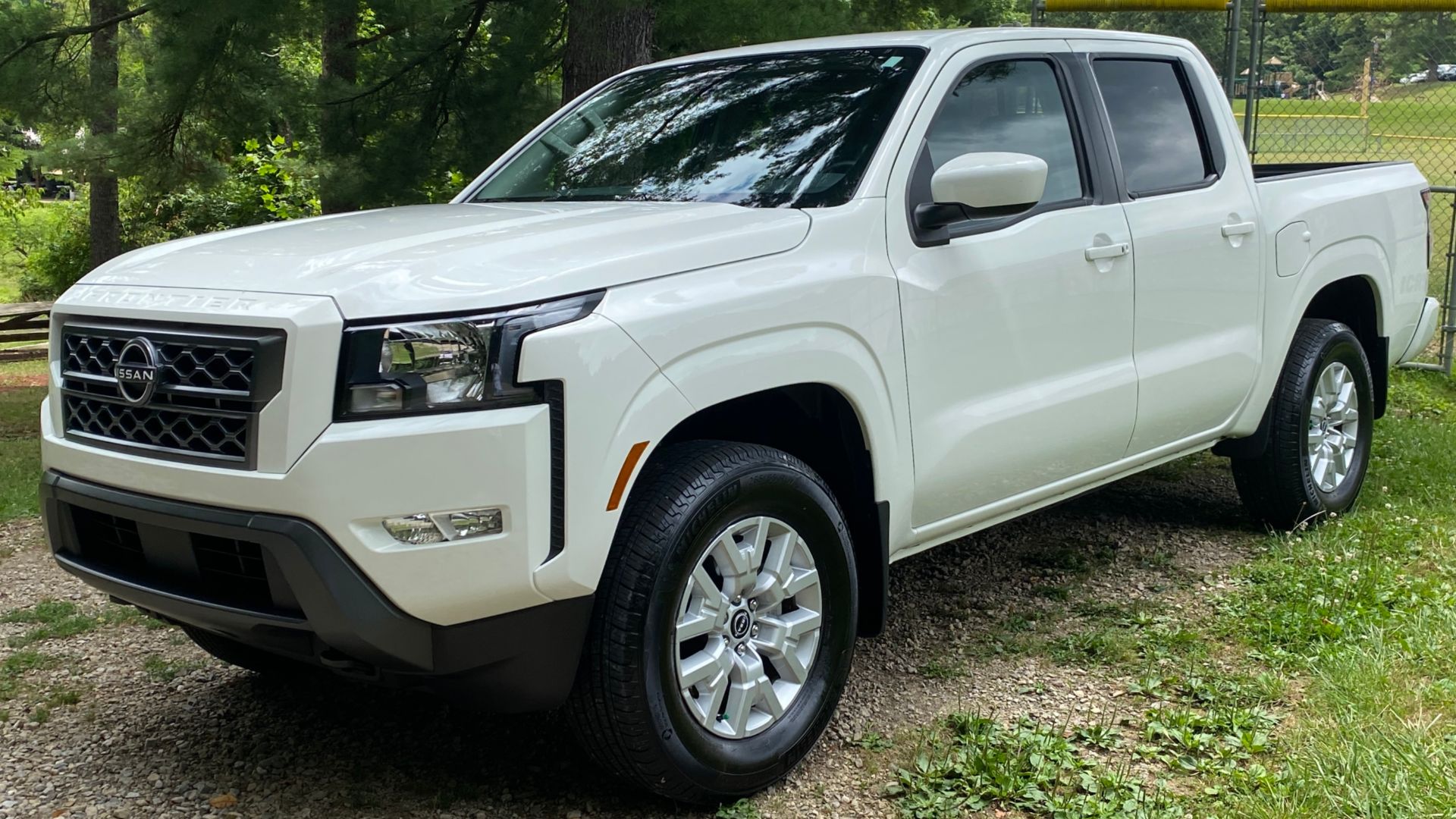 File:2022 Nissan Frontier SV 4x4 in Glacier White, front left, 07-16-2022.jpg