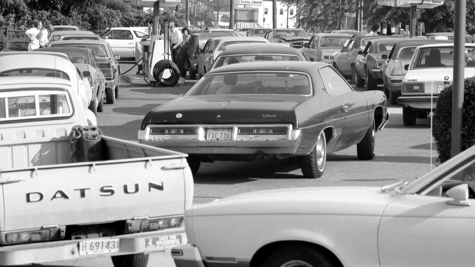 File:Line at a gas station, June 15, 1979.jpg