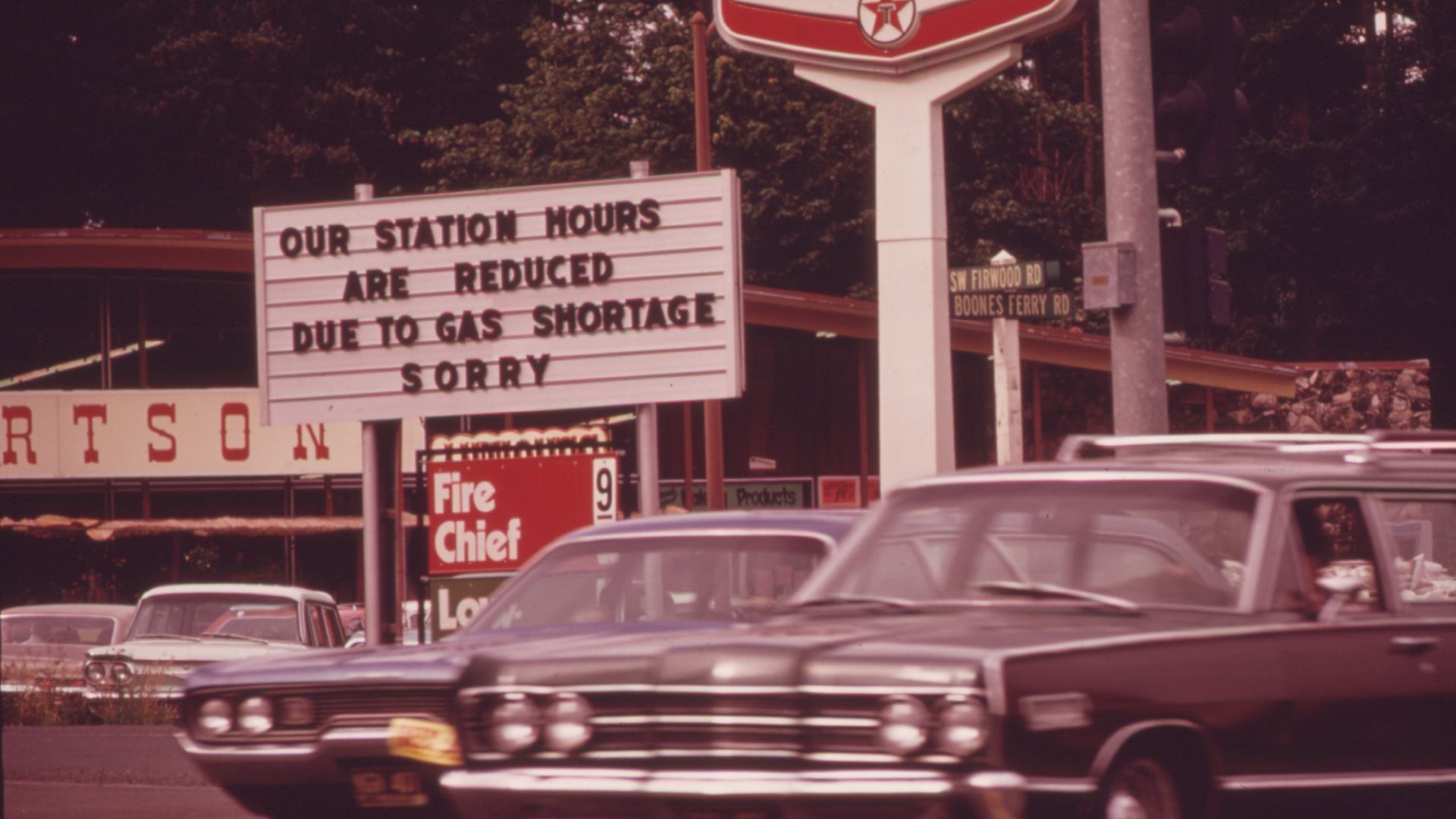 File:ONE OF MANY SERVICE STATIONS IN THE PORTLAND AREA CARRYING SIGNS REFLECTING THE GASOLINE SHORTAGE - NARA - 548170.jpg