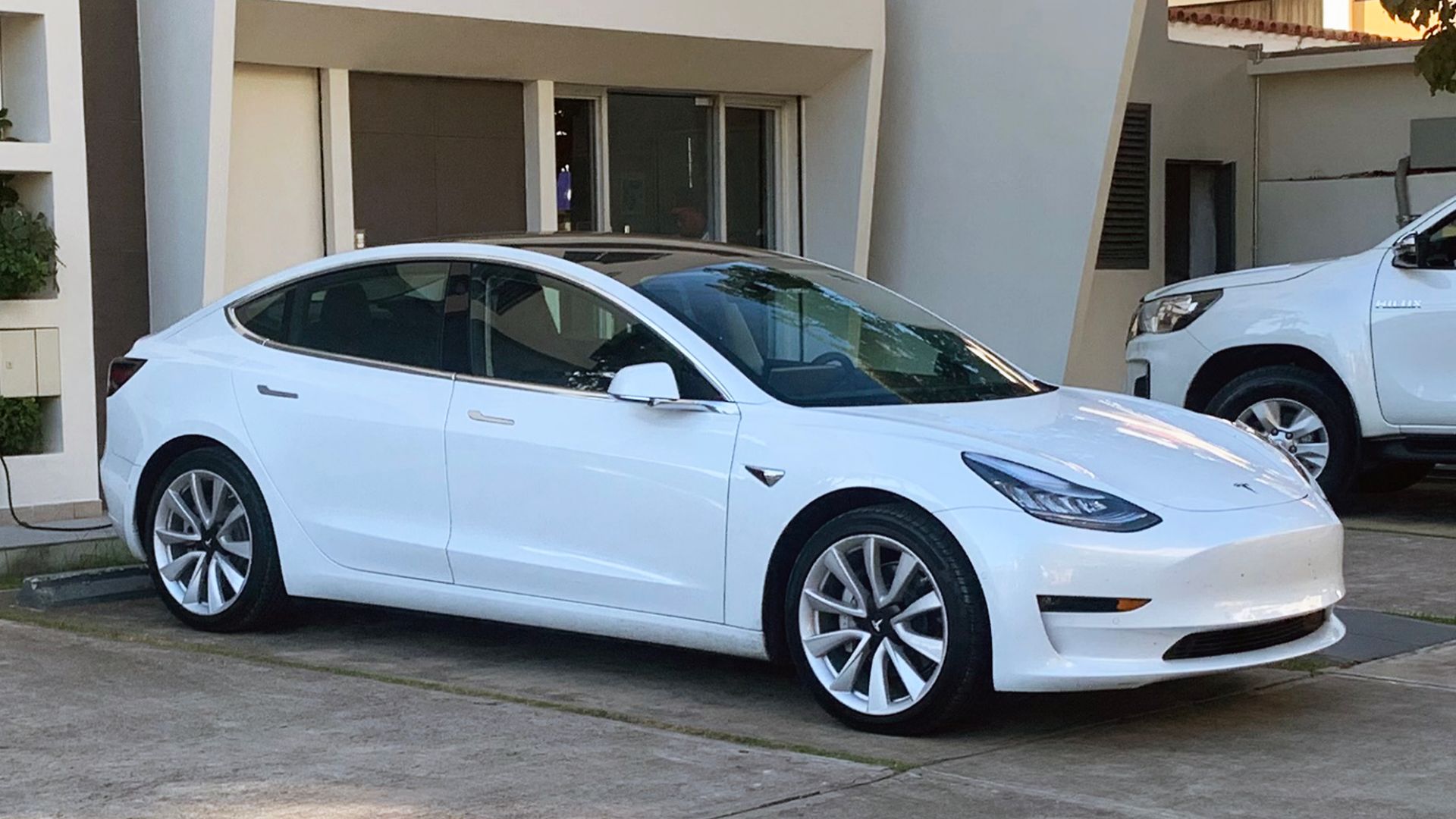 File:Tesla Model 3 SDQ 0533.jpg