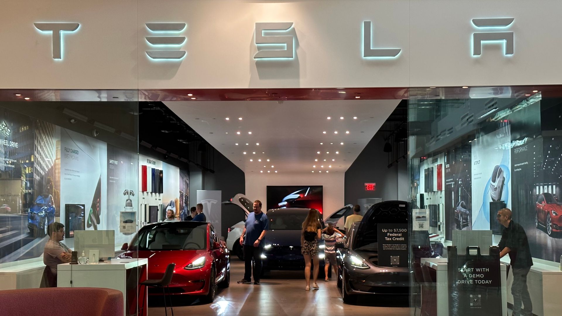 File:Tesla Showroom Dadeland Mall, Miami Florida 9 June 2023 - 4.jpg
