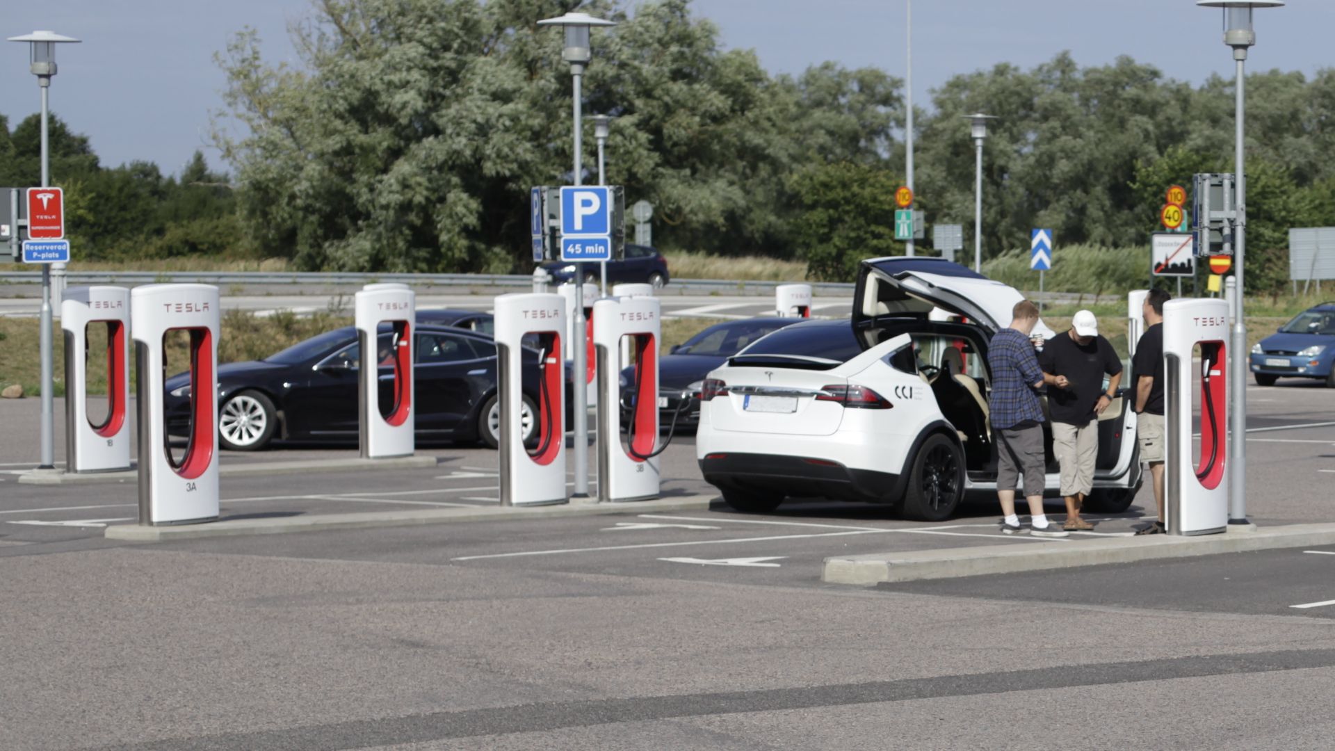 File:Car charging station Löddeköpinge Center Syd.jpg