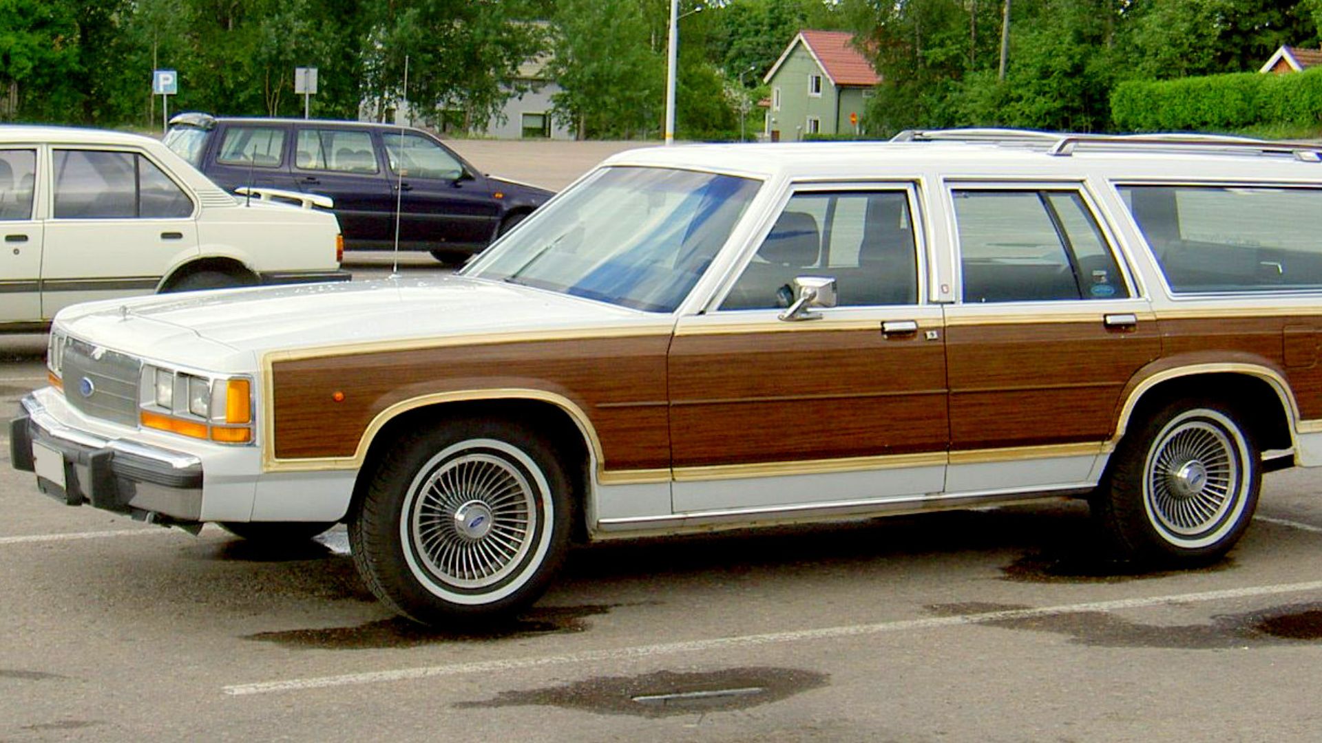 File:Ford LTD Country Squire-1.jpg