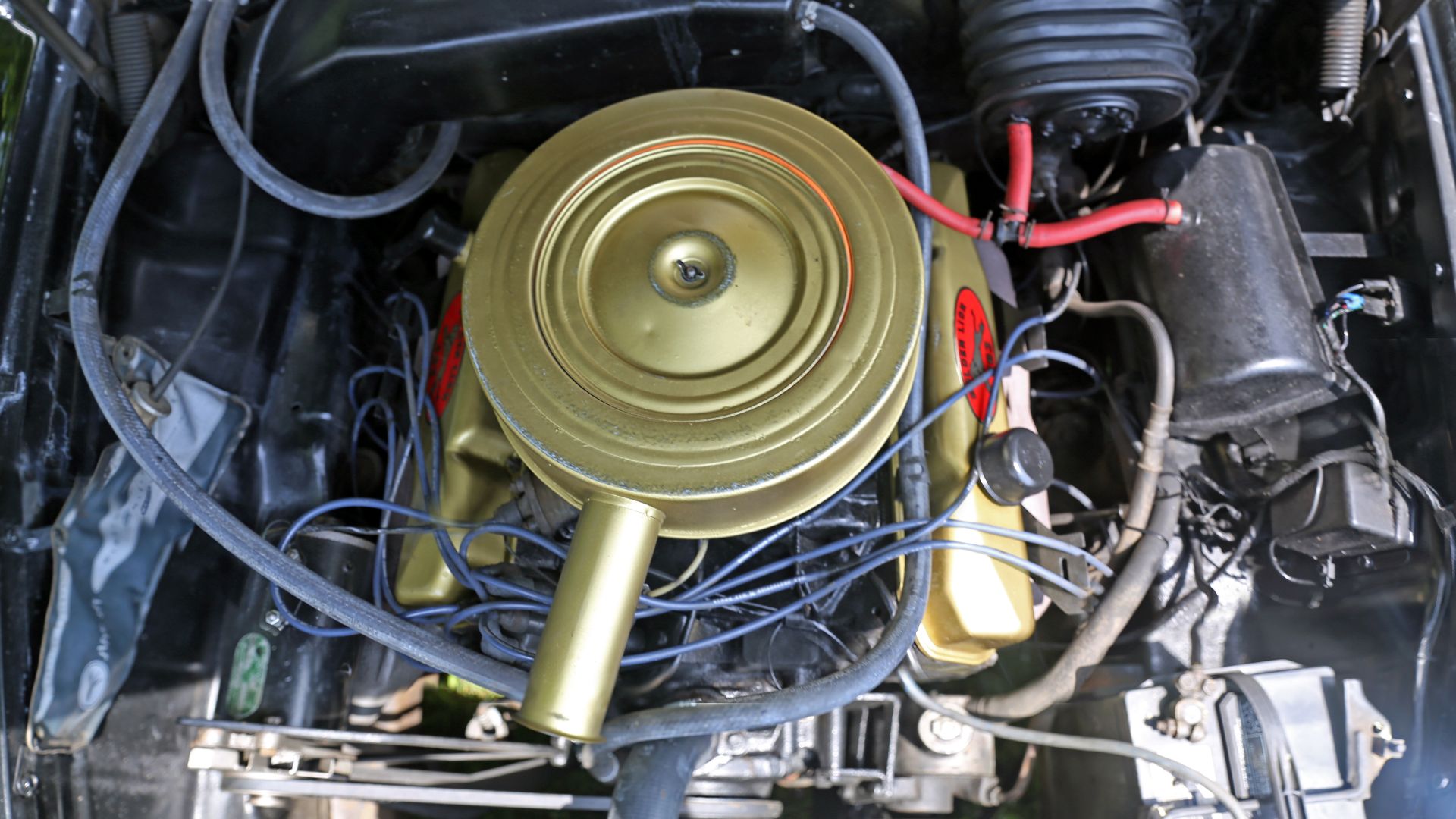 File:1959 Chrysler B-series 383ci V8 engine in a Windsor.jpg