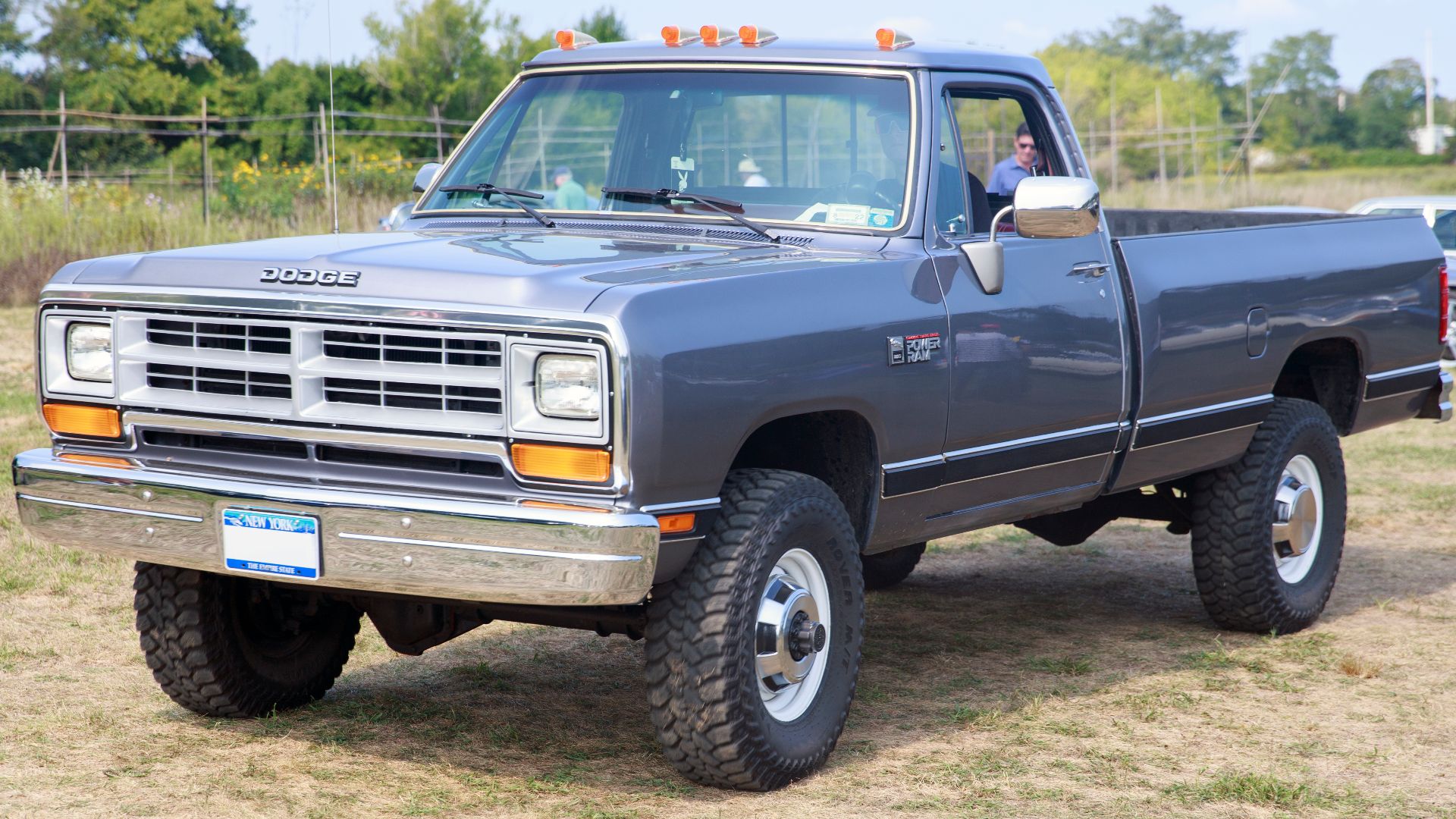 File:1989 Dodge Power Ram W250 Sweptline Diesel 4WD, front left2.jpg