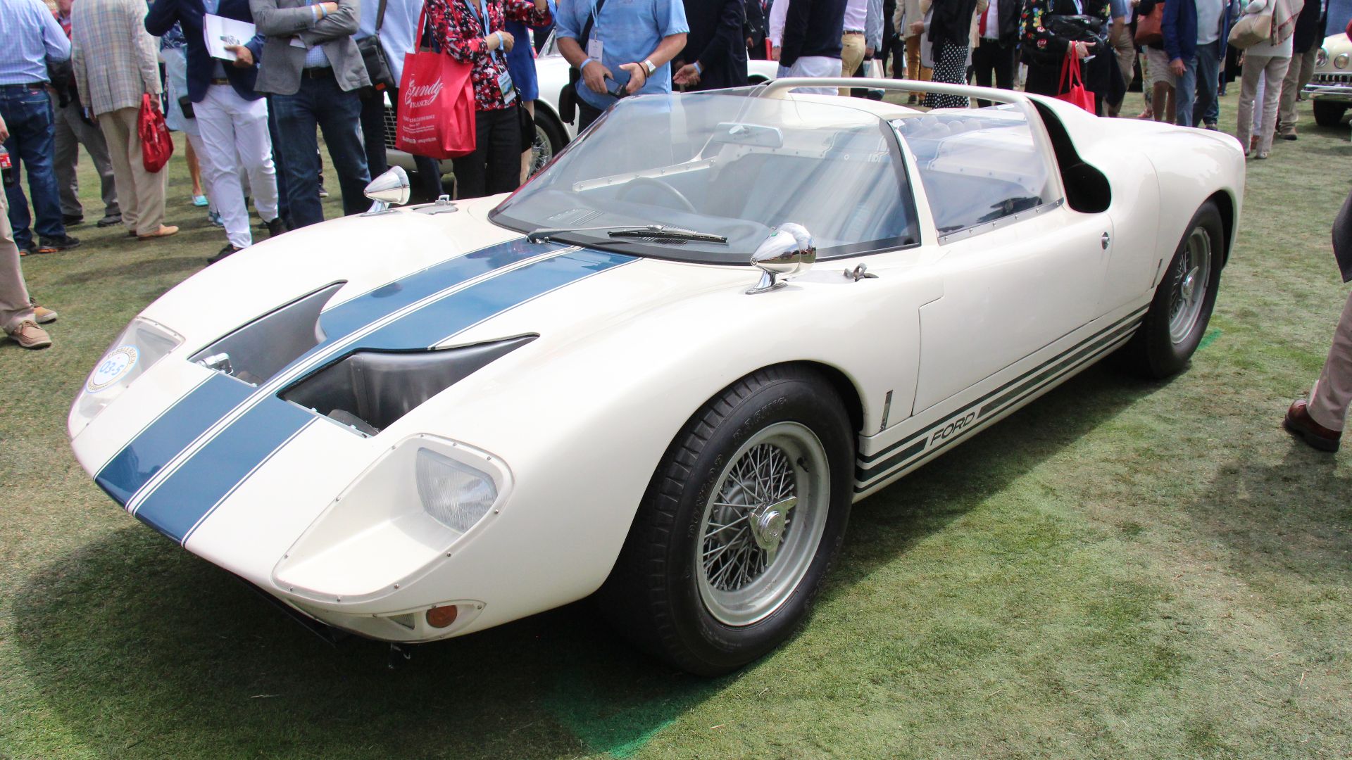 File:1965 Ford GT40 Roadster Prototype.jpg