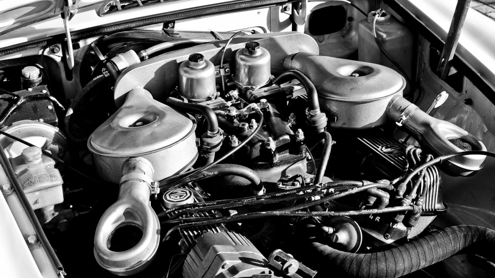File:MG B V8 engine bay (14167614655).jpg