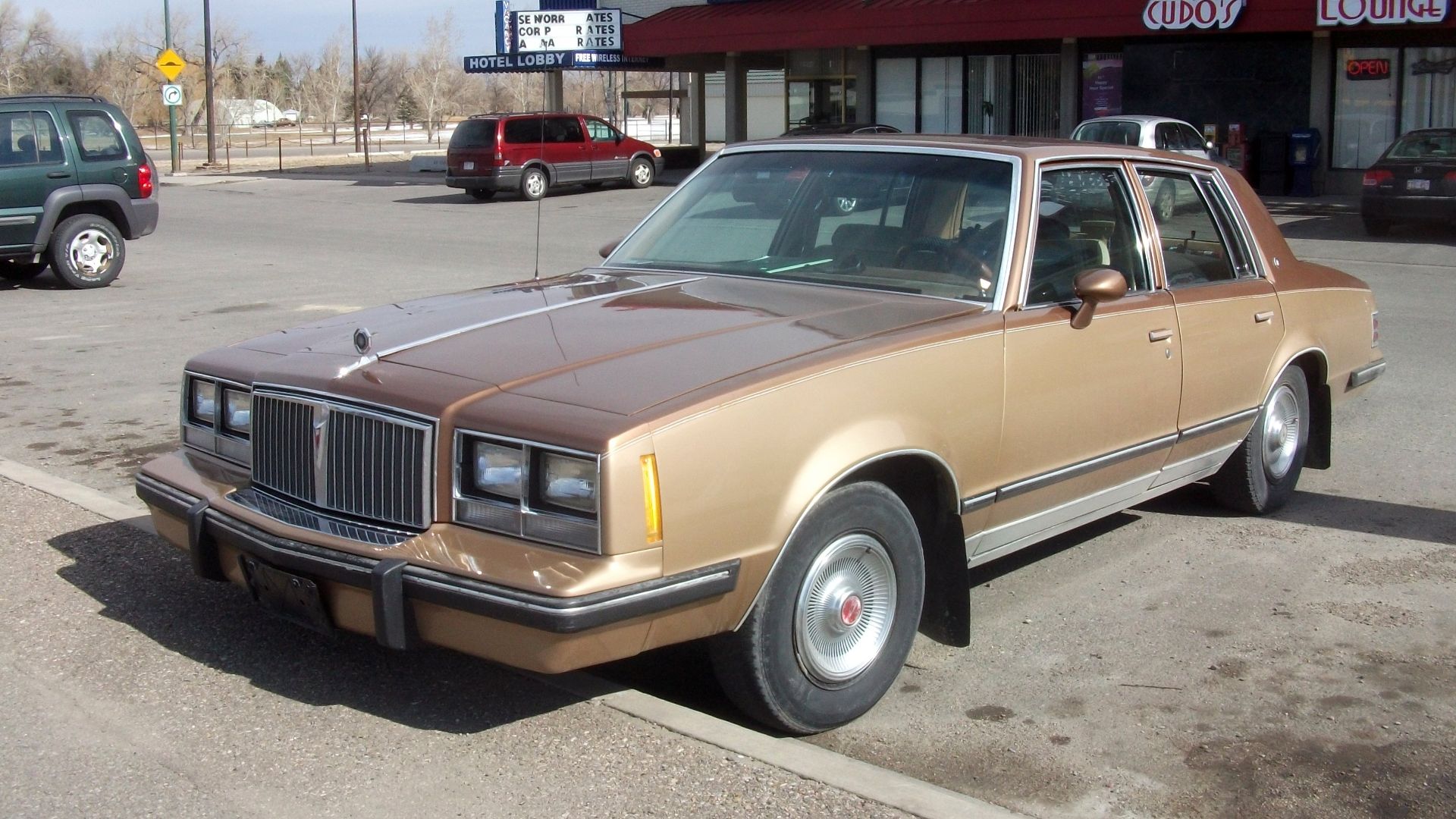 File:1986 Pontiac Bonneville (7000766251).jpg